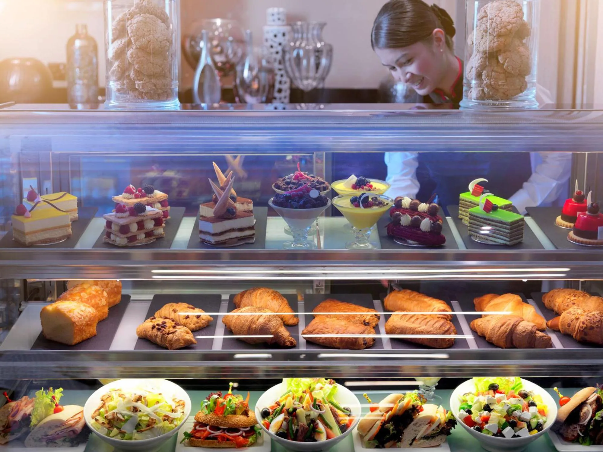 Restaurant/places to eat in Two Seasons Hotel & Apartments