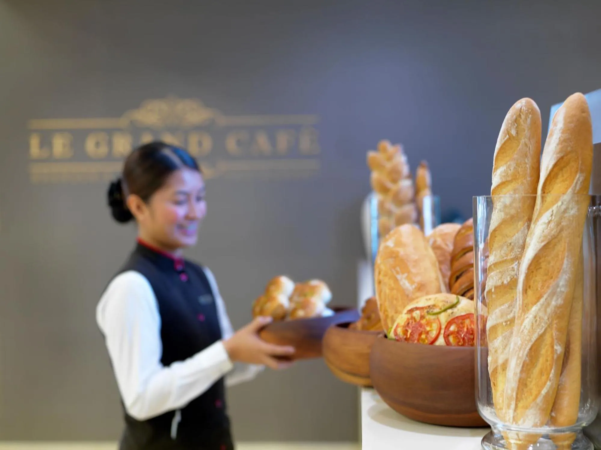 Restaurant/places to eat in Two Seasons Hotel & Apartments