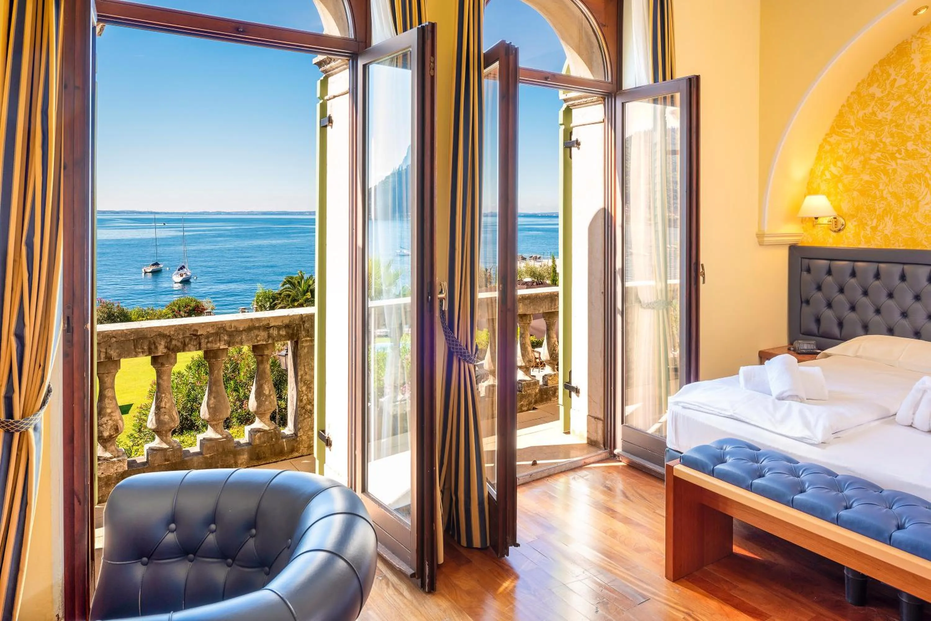 Bed in Hotel Du Parc