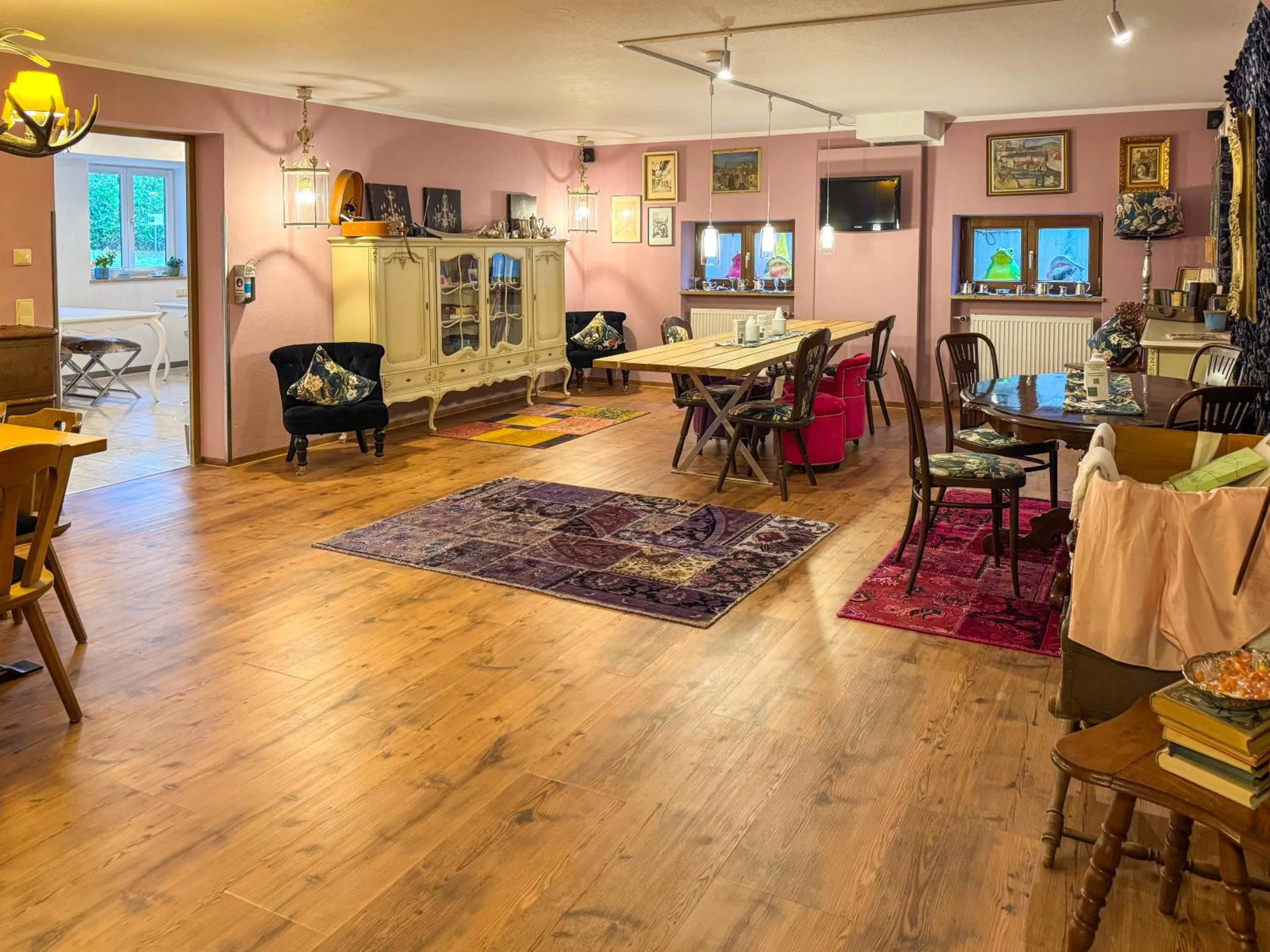 Communal lounge/ TV room in Villa Fantasia Budget Boutique Hotel