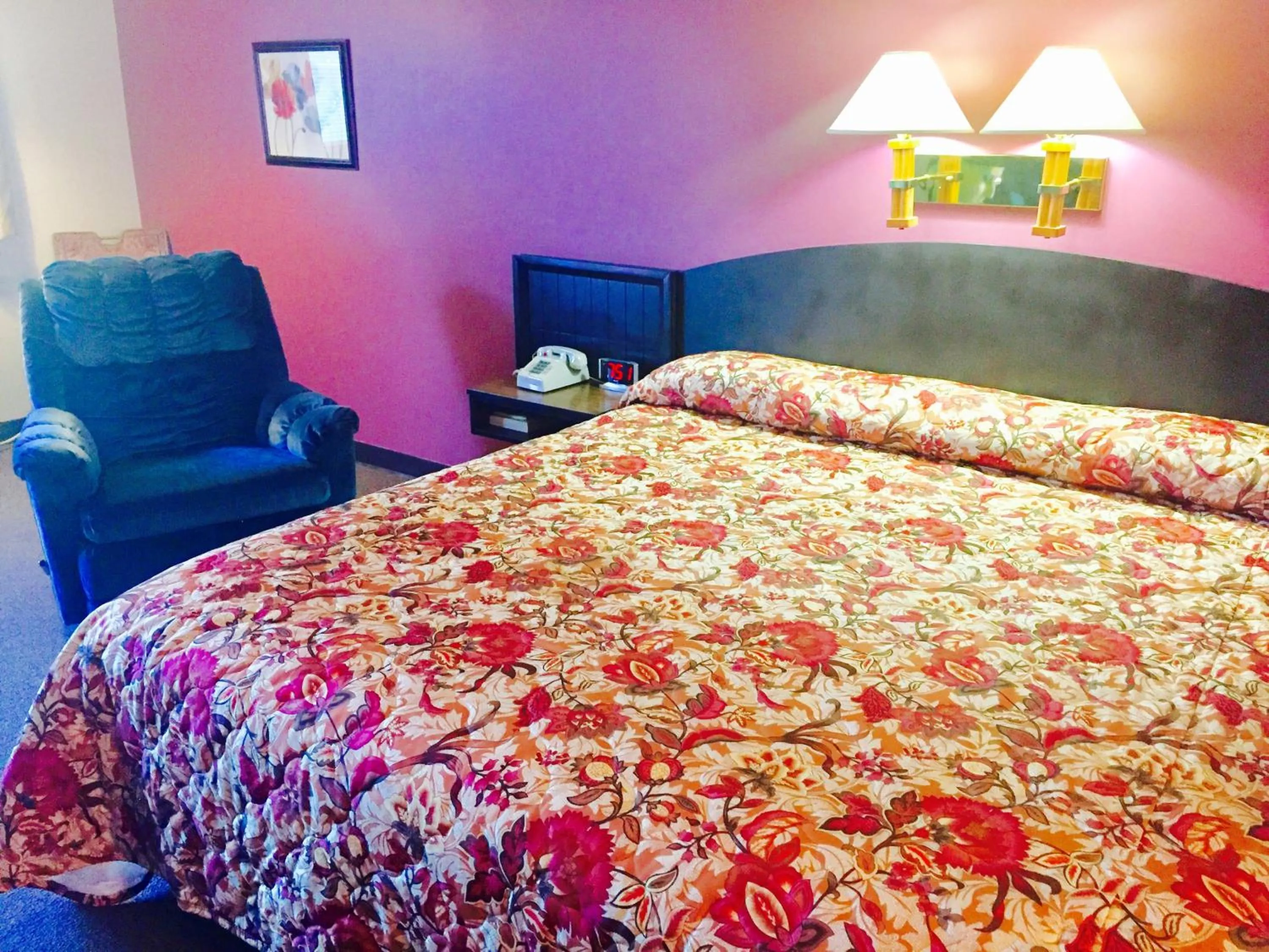 Bed in Rock City Motel