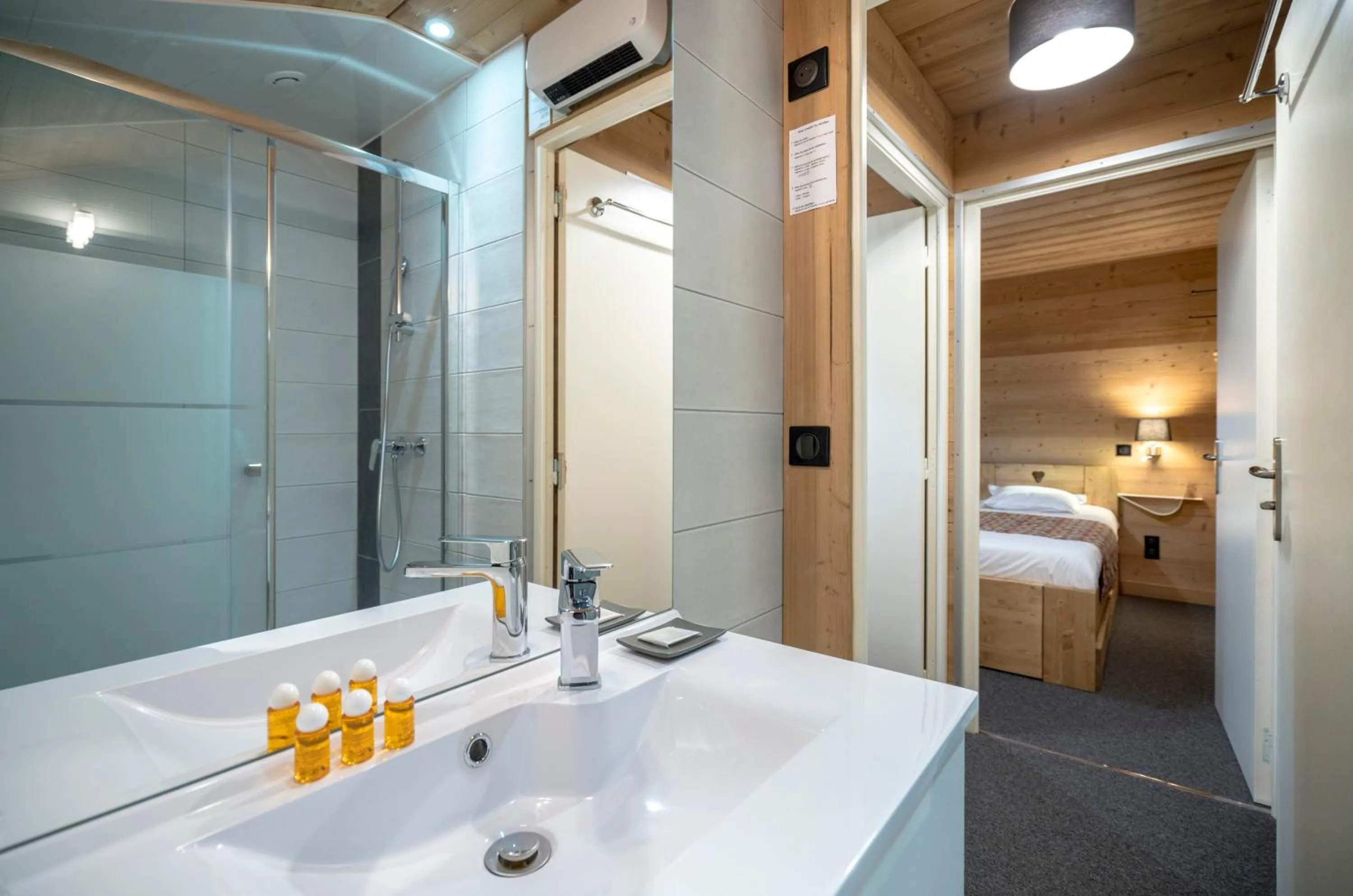 Bathroom, Bed in Hôtel Restaurant U'Fredy