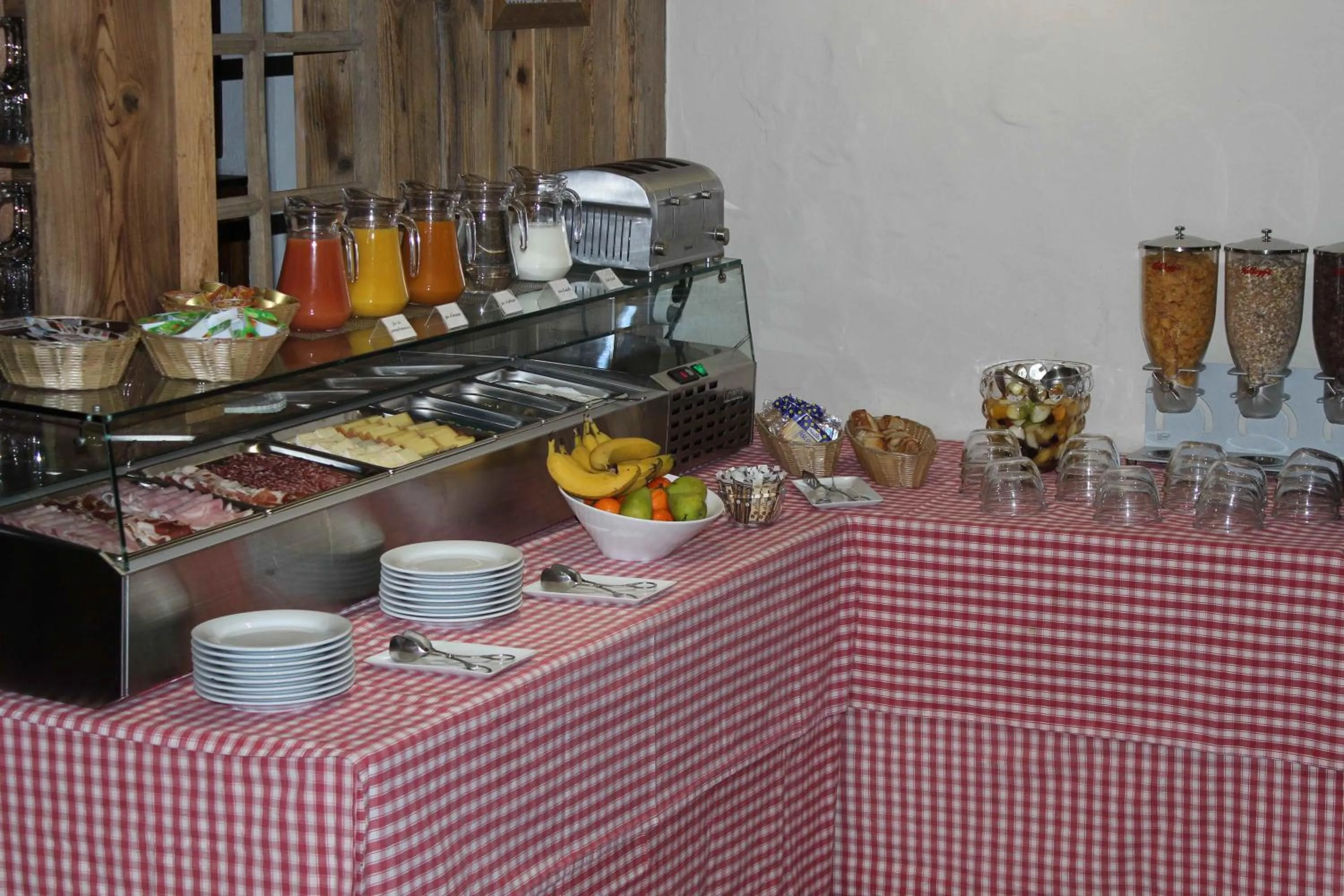 Continental breakfast in Hôtel Restaurant U'Fredy