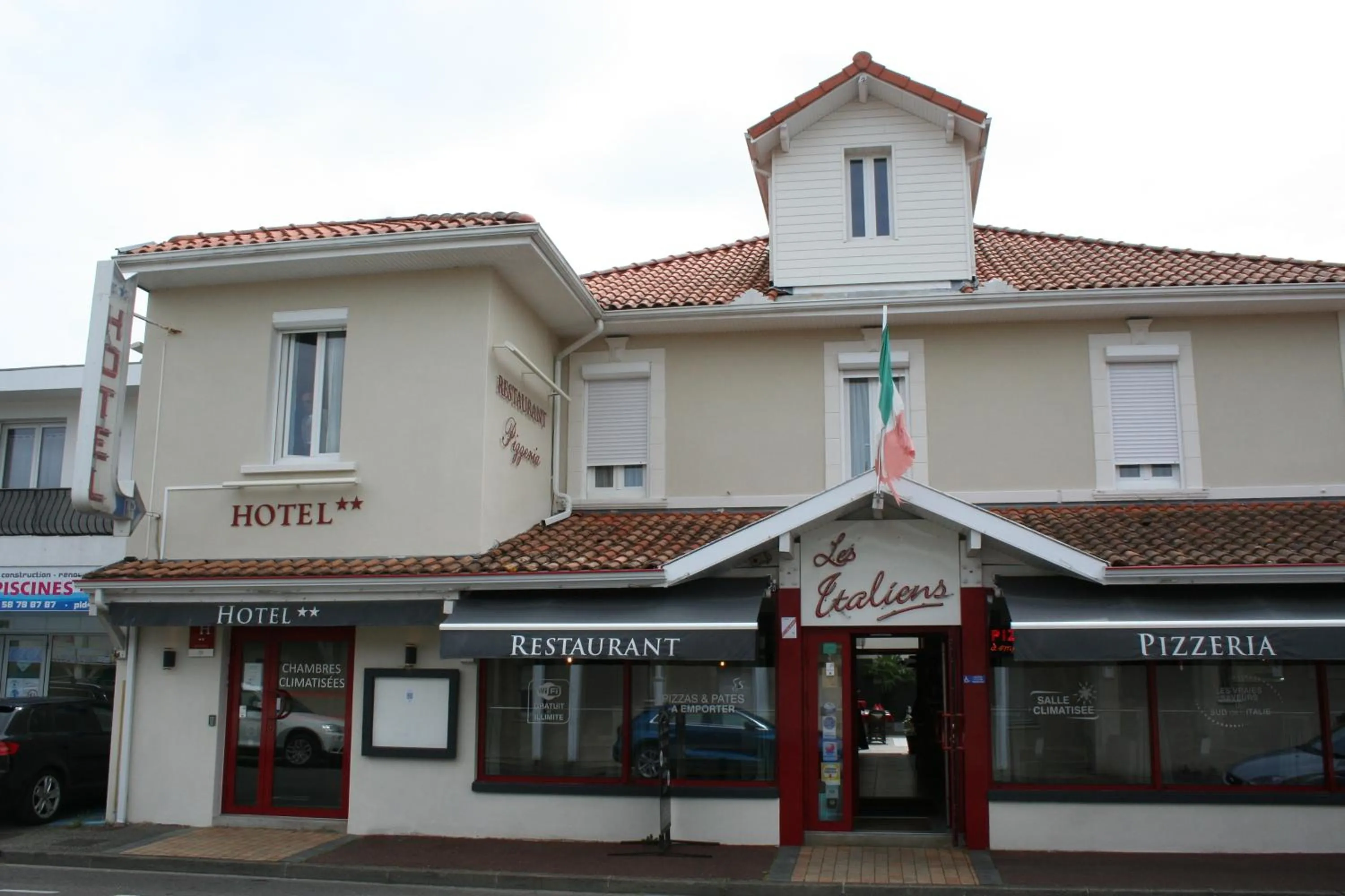 Property building in Hôtel Les Italiens