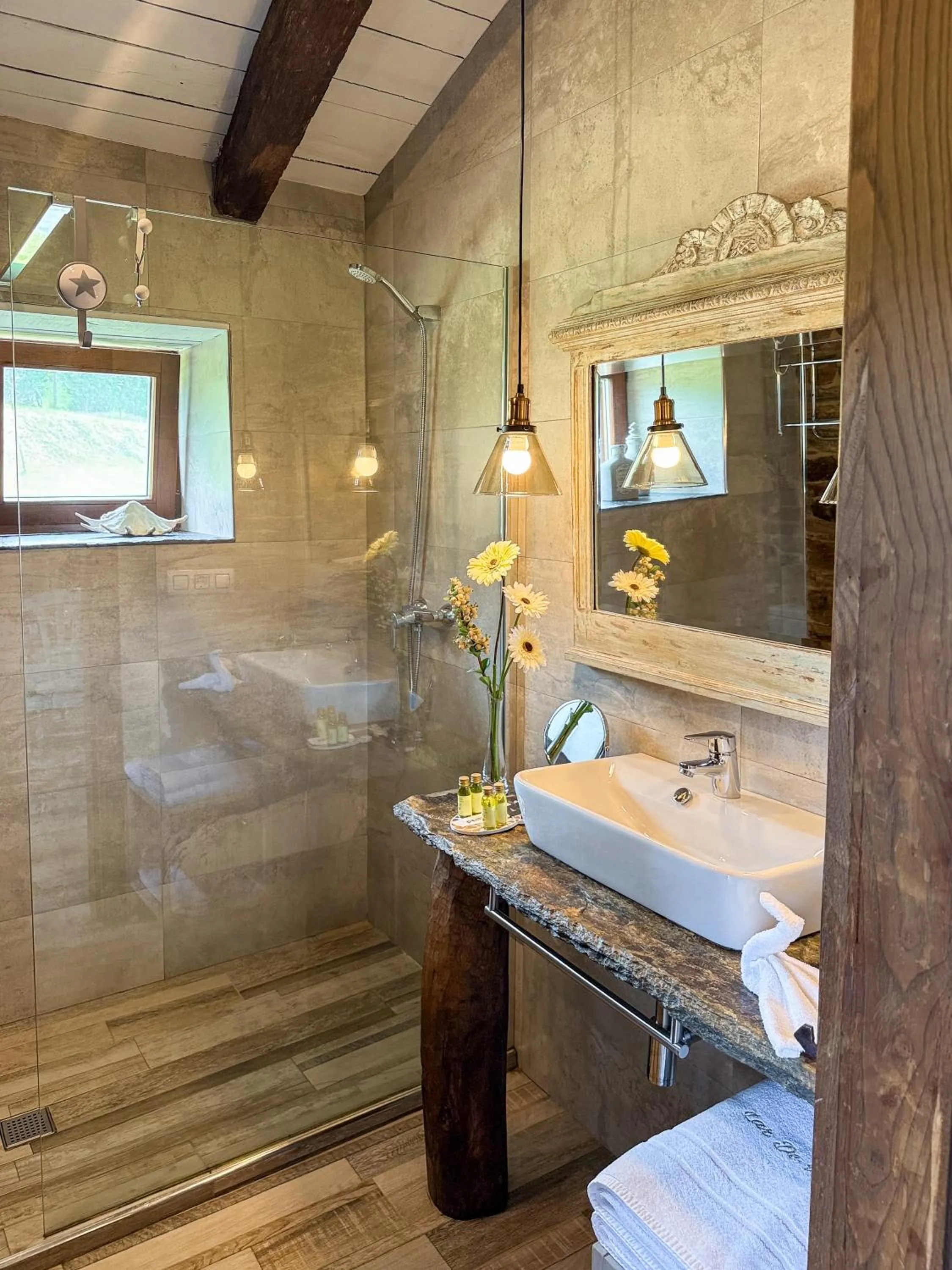 Bathroom in Complejo Rural Lar de Vies