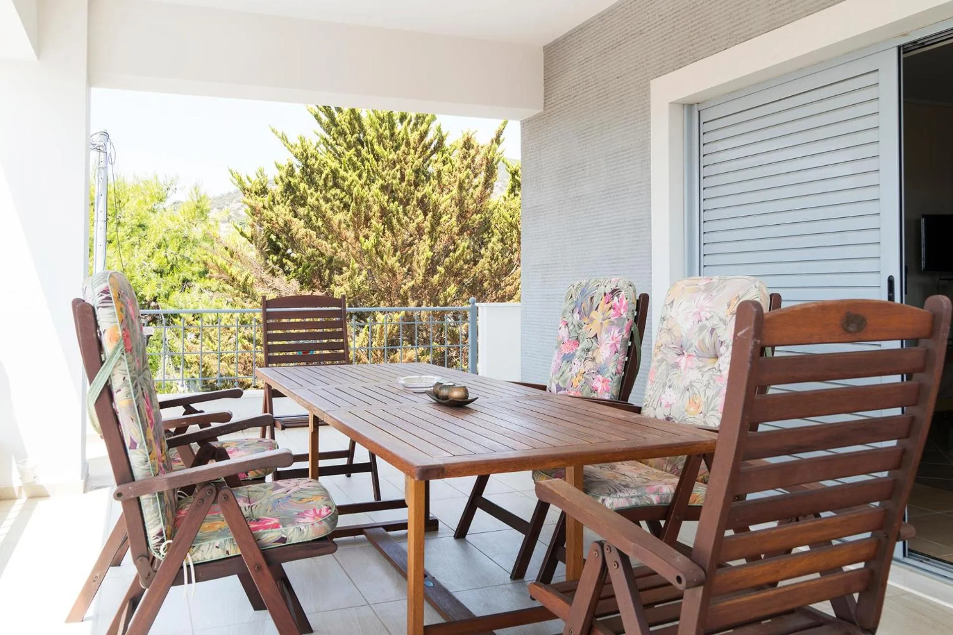 Patio in Villa d'Irene-near athens airport , 200 meters from the beach davis