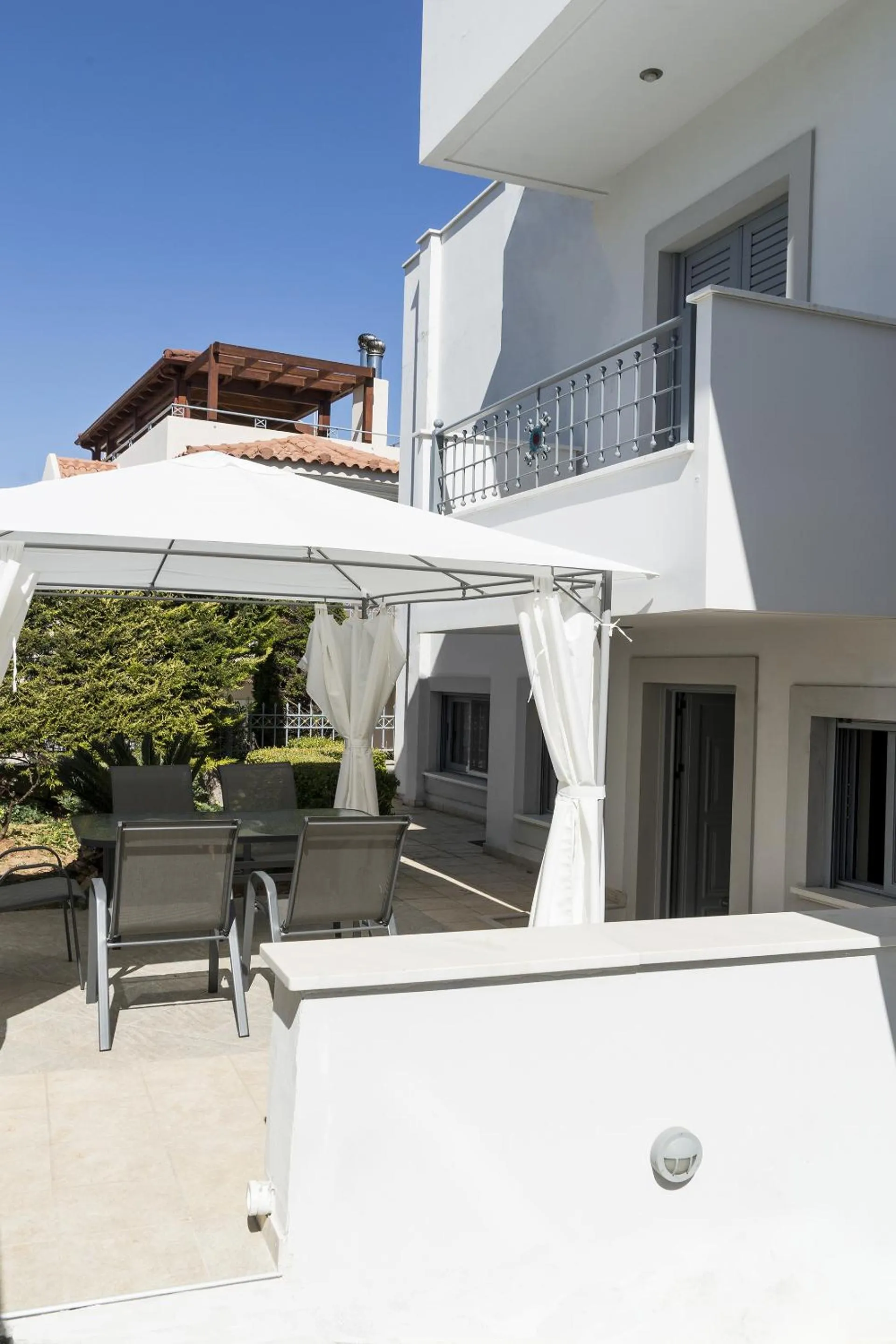 Patio in Villa d'Irene-near athens airport , 200 meters from the beach davis