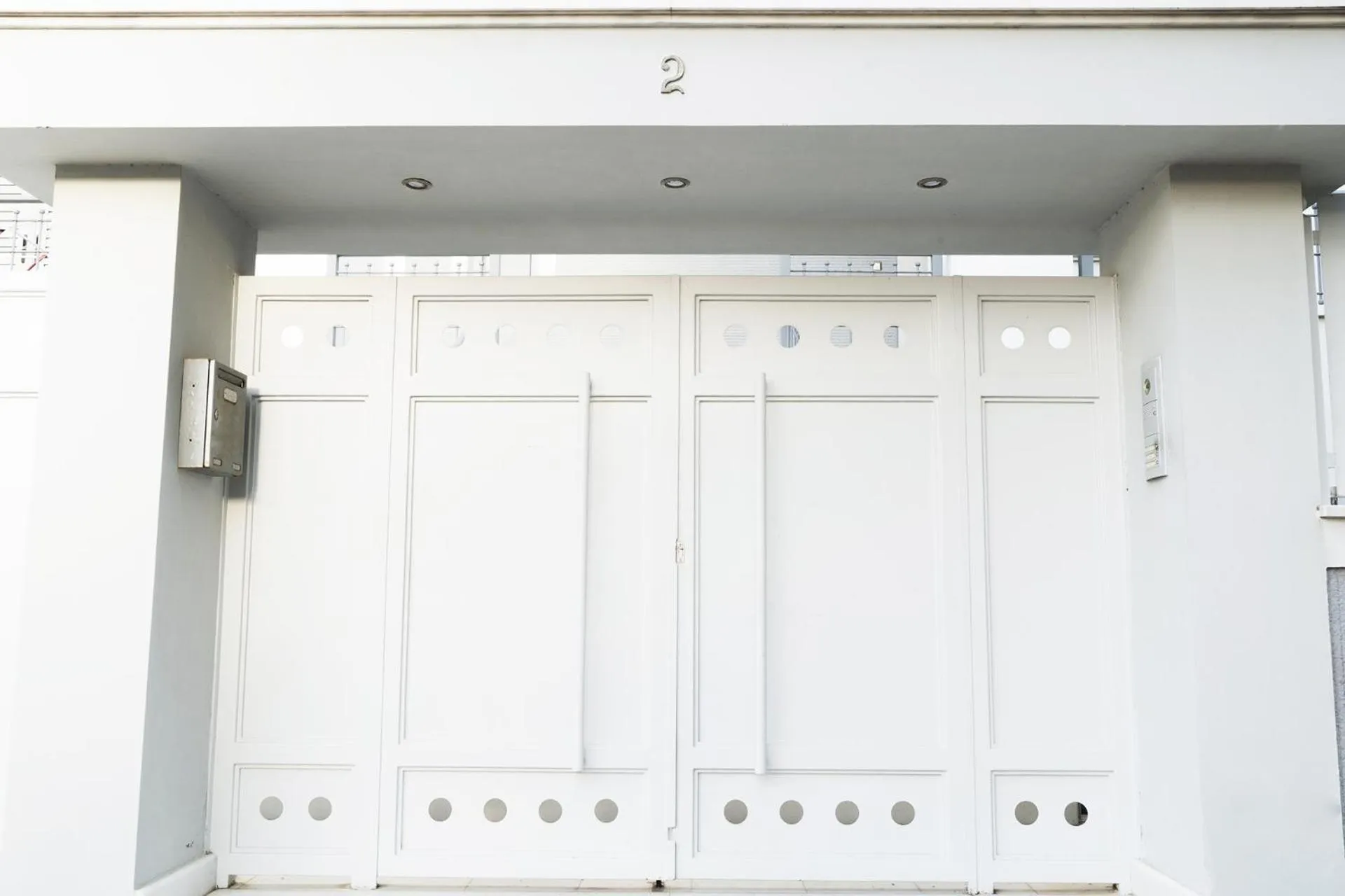 Facade/entrance in Villa d'Irene-near athens airport , 200 meters from the beach davis