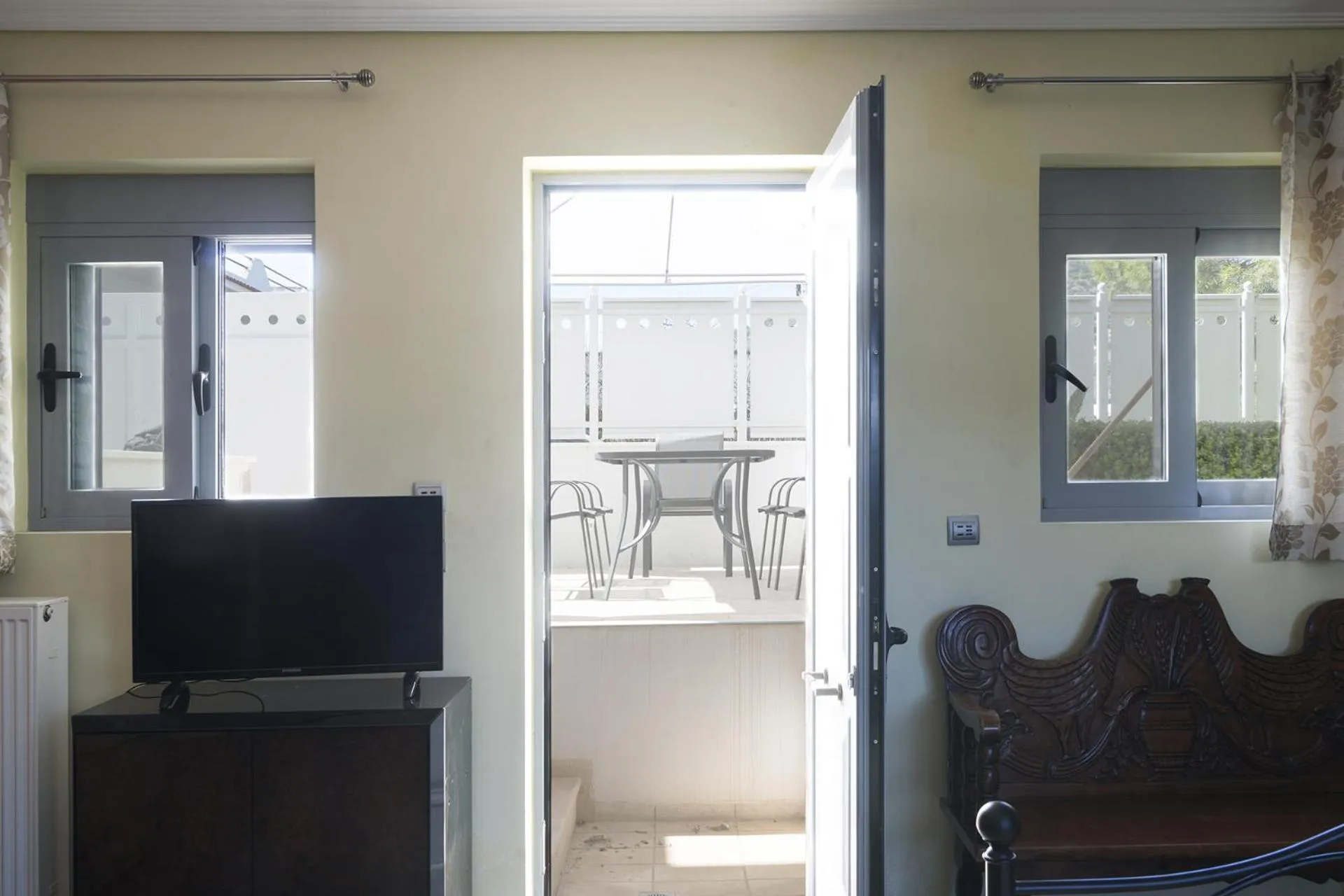 Patio in Villa d'Irene-near athens airport , 200 meters from the beach davis