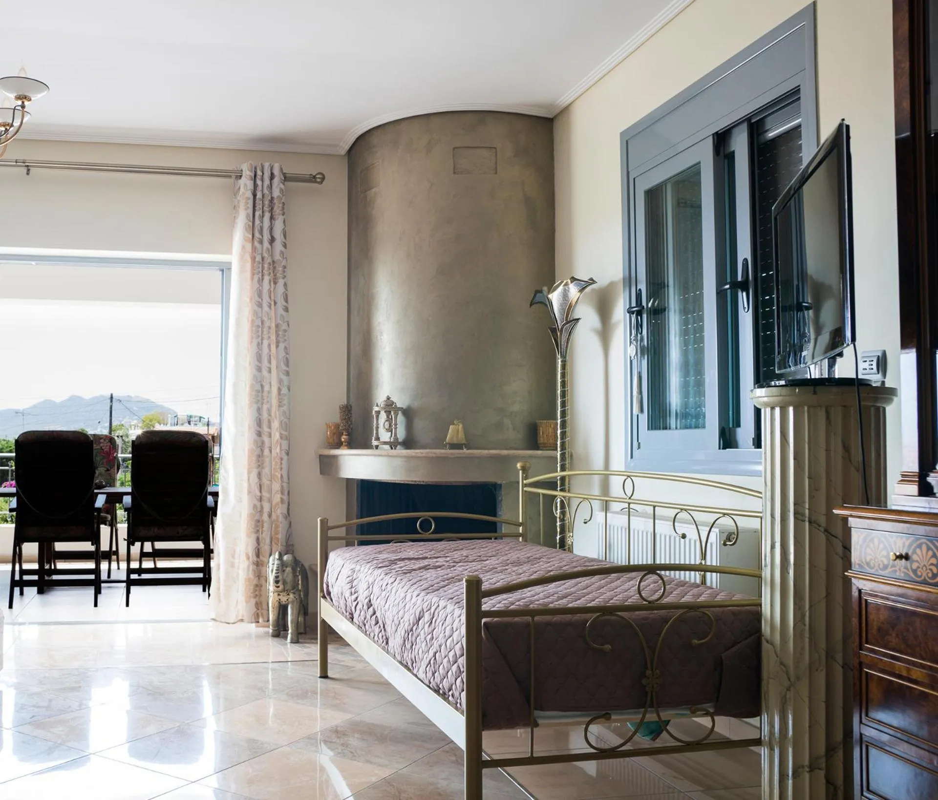 Bed in Villa d'Irene-near athens airport , 200 meters from the beach davis
