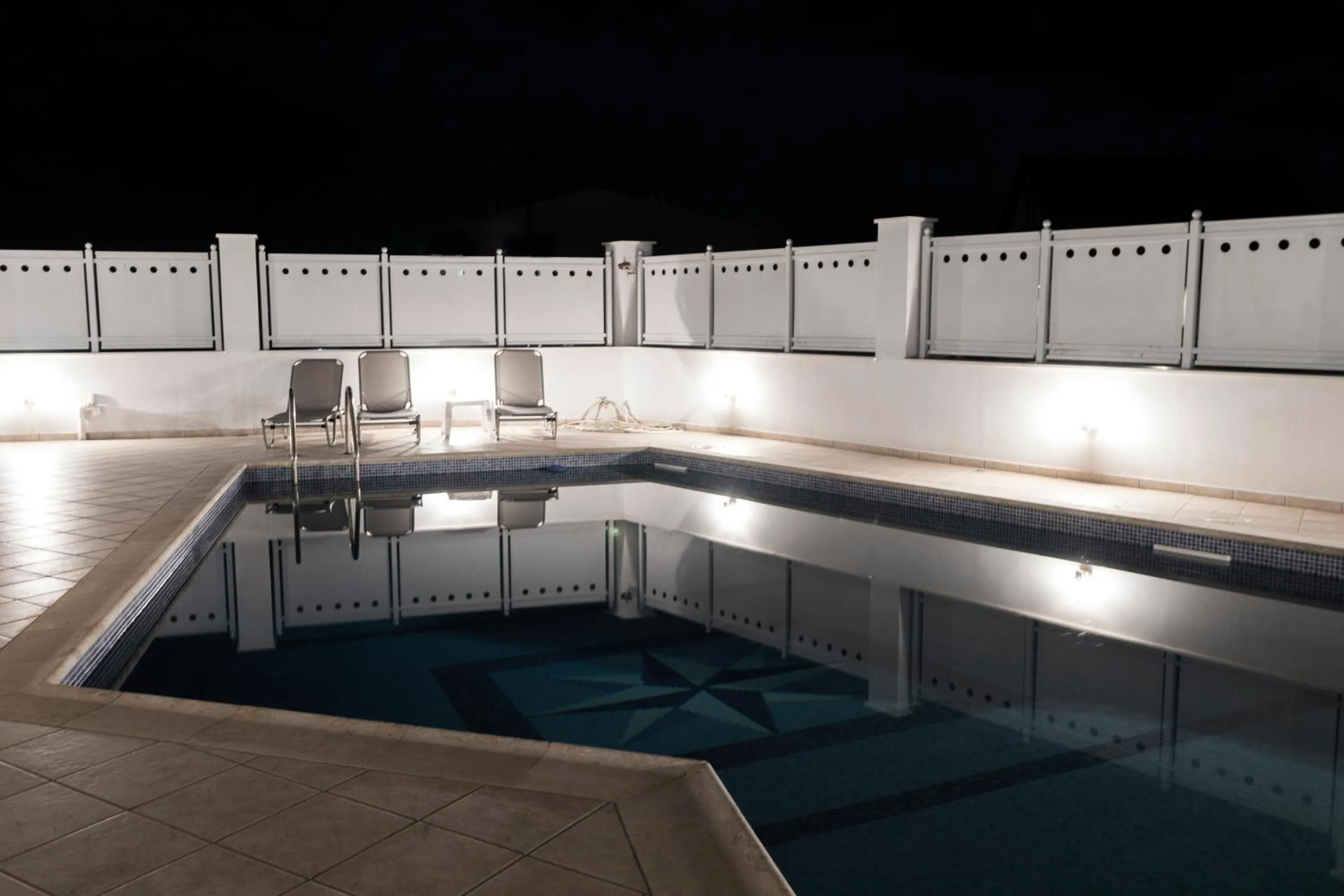 Swimming pool in Villa d'Irene-near athens airport , 200 meters from the beach davis