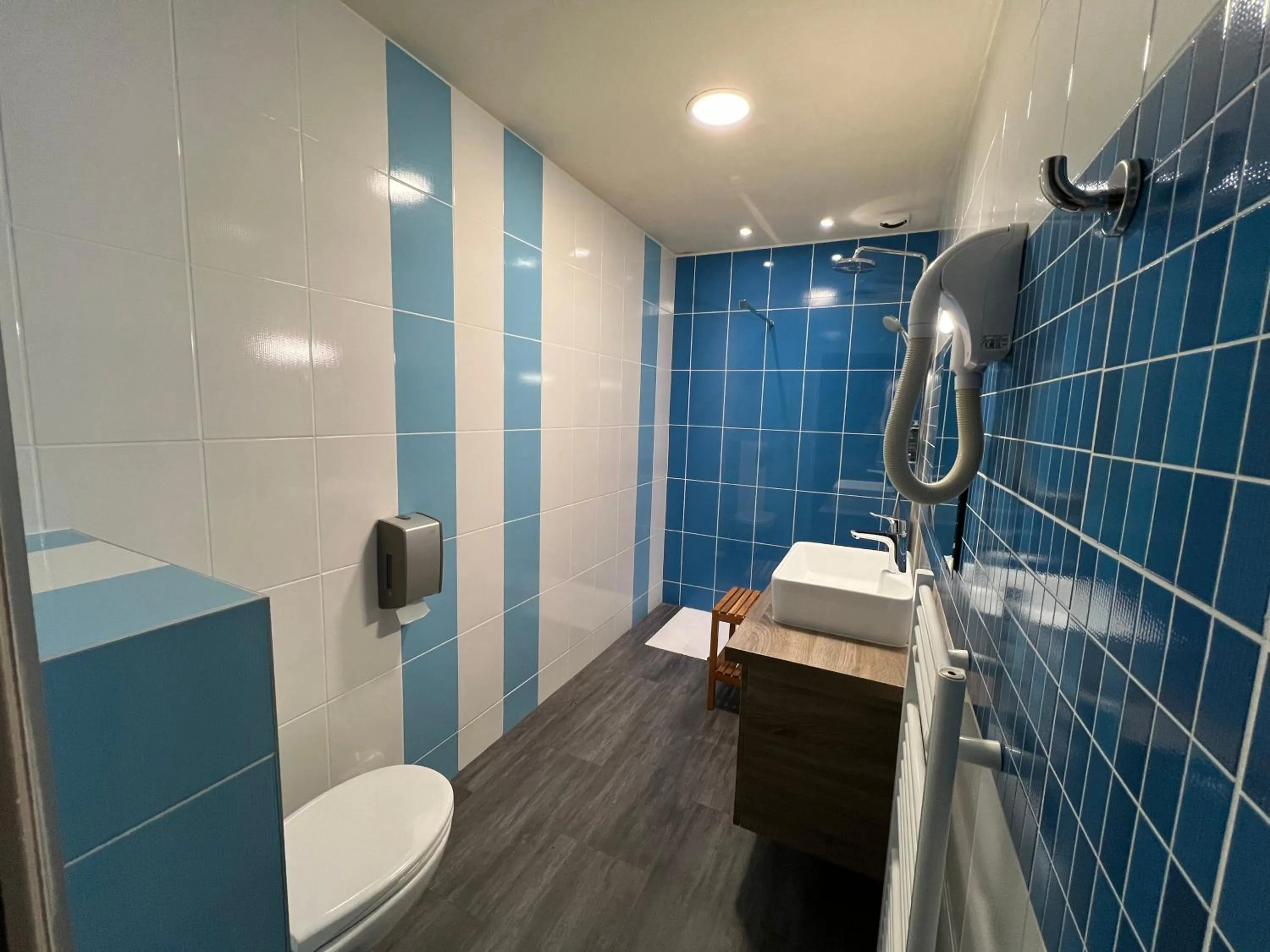 Bathroom in Brit Hotel du Parc Niort Centre-Parking gratuit