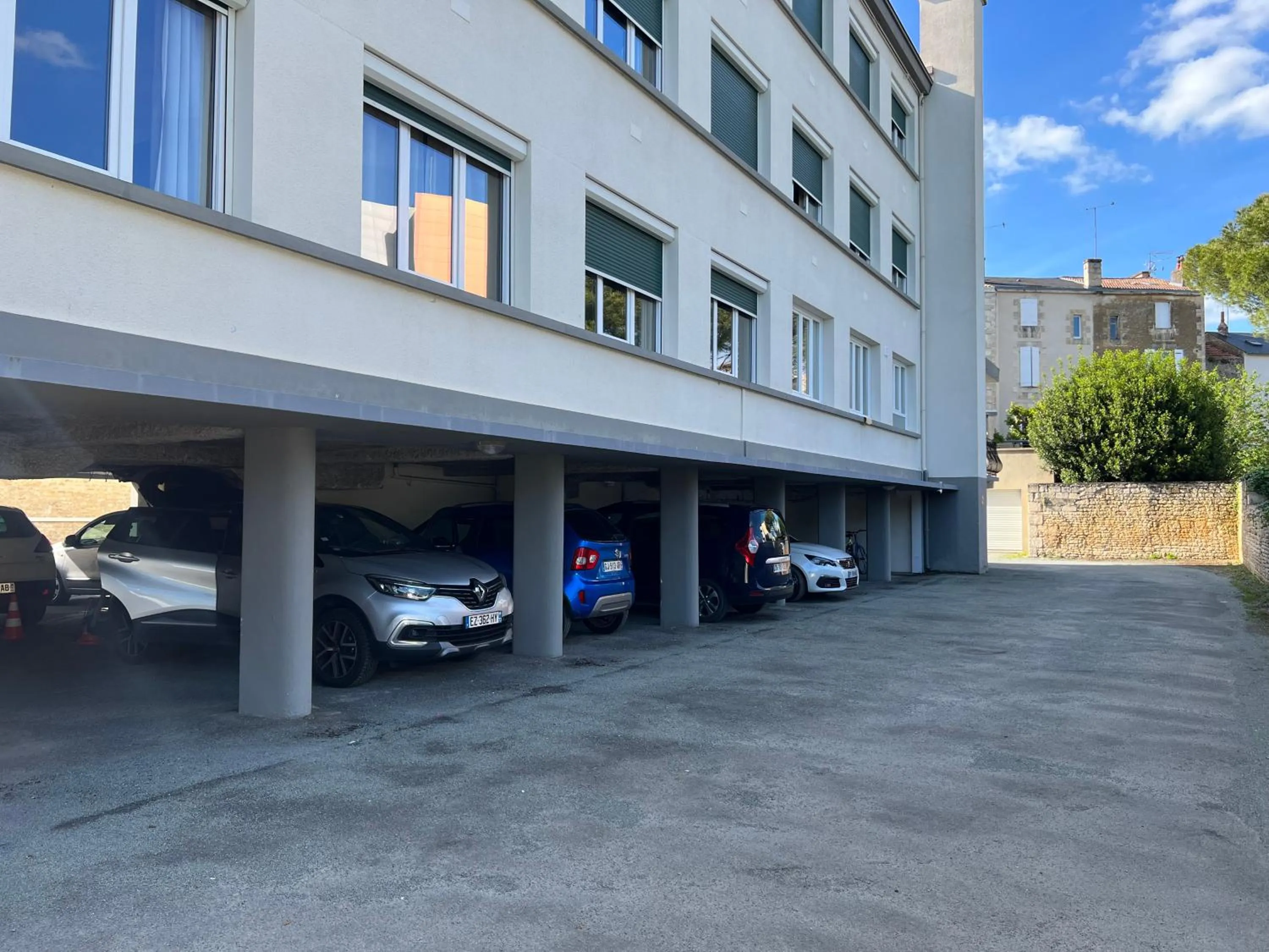 Property building in Brit Hotel du Parc Niort Centre-Parking gratuit
