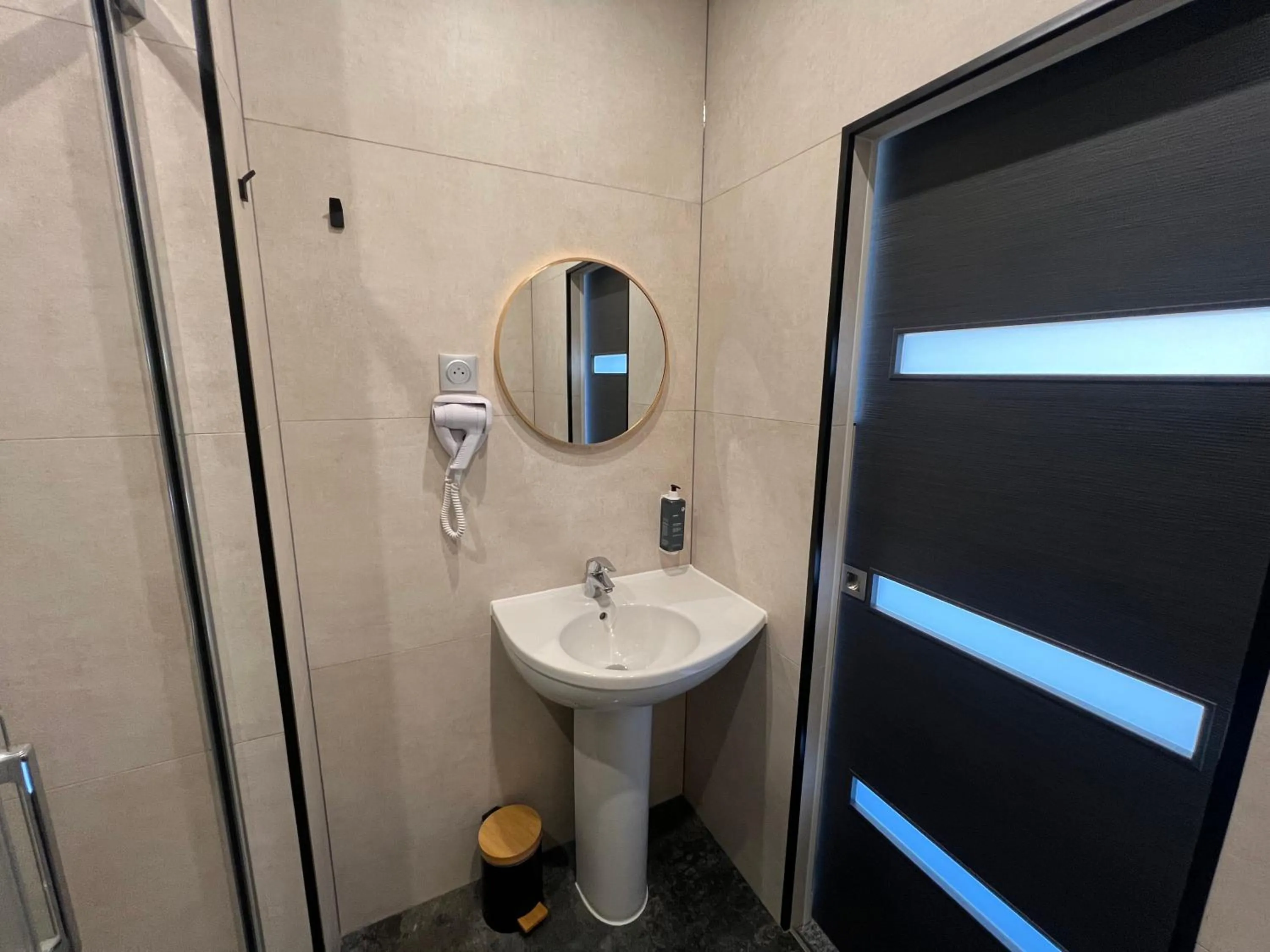 Bathroom in Brit Hotel du Parc Niort Centre-Parking gratuit