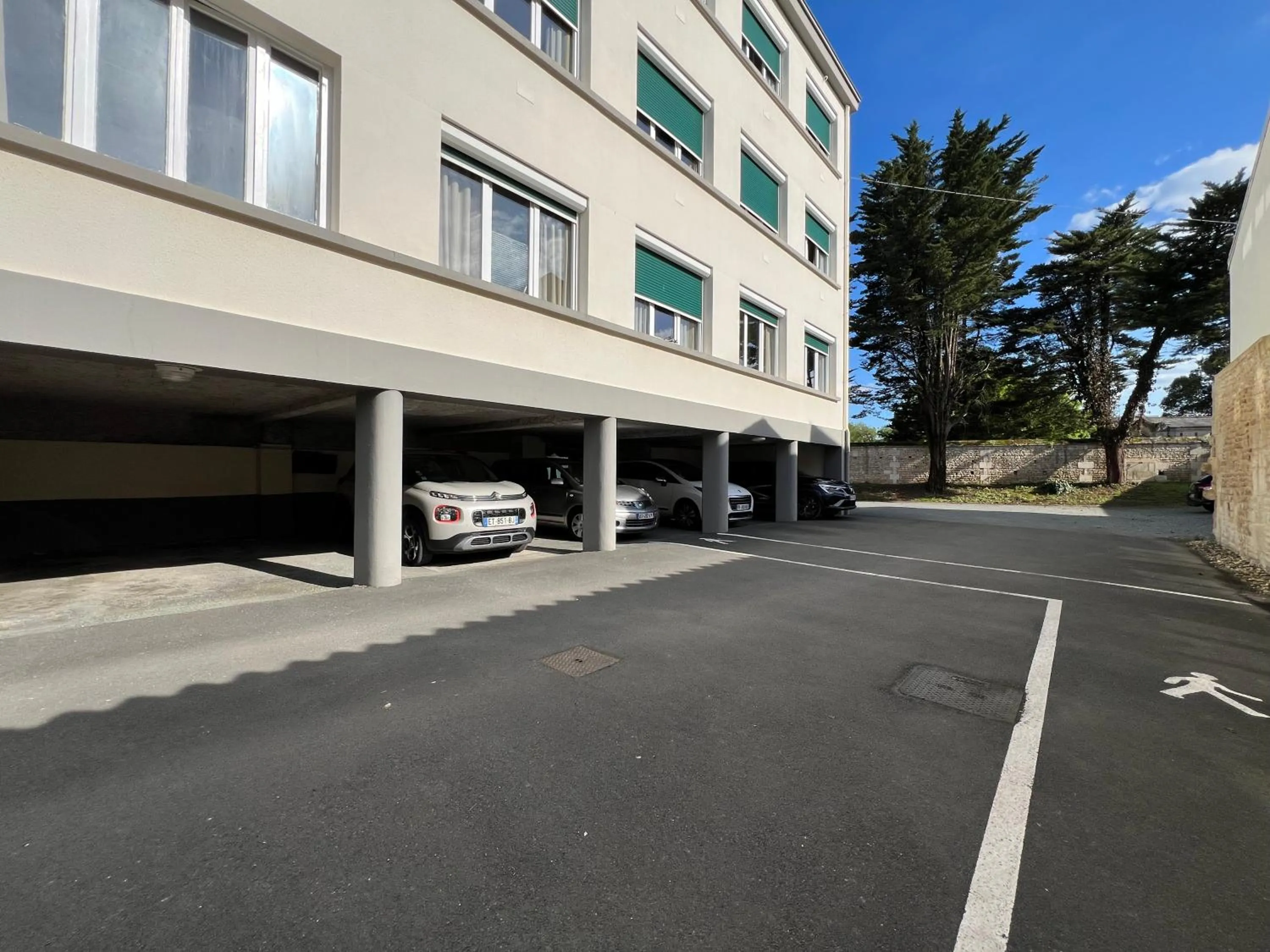 Property building in Brit Hotel du Parc Niort Centre-Parking gratuit