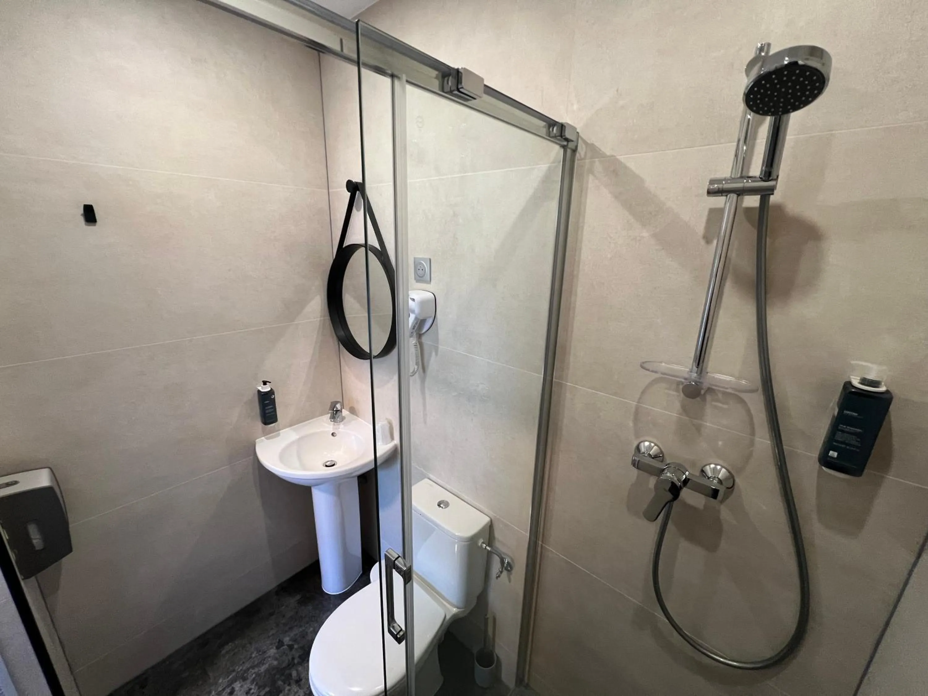 Bathroom in Brit Hotel du Parc Niort Centre-Parking gratuit