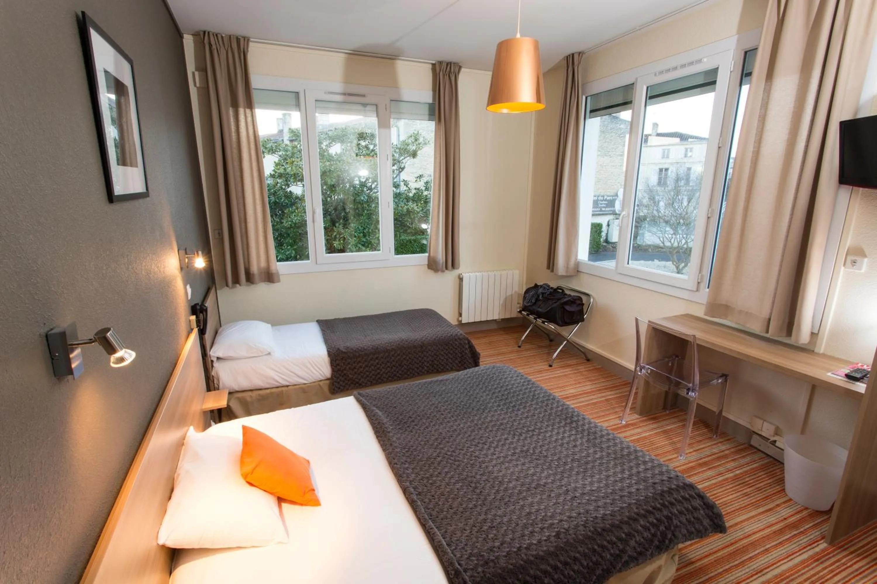 Bed in Brit Hotel du Parc Niort Centre-Parking gratuit