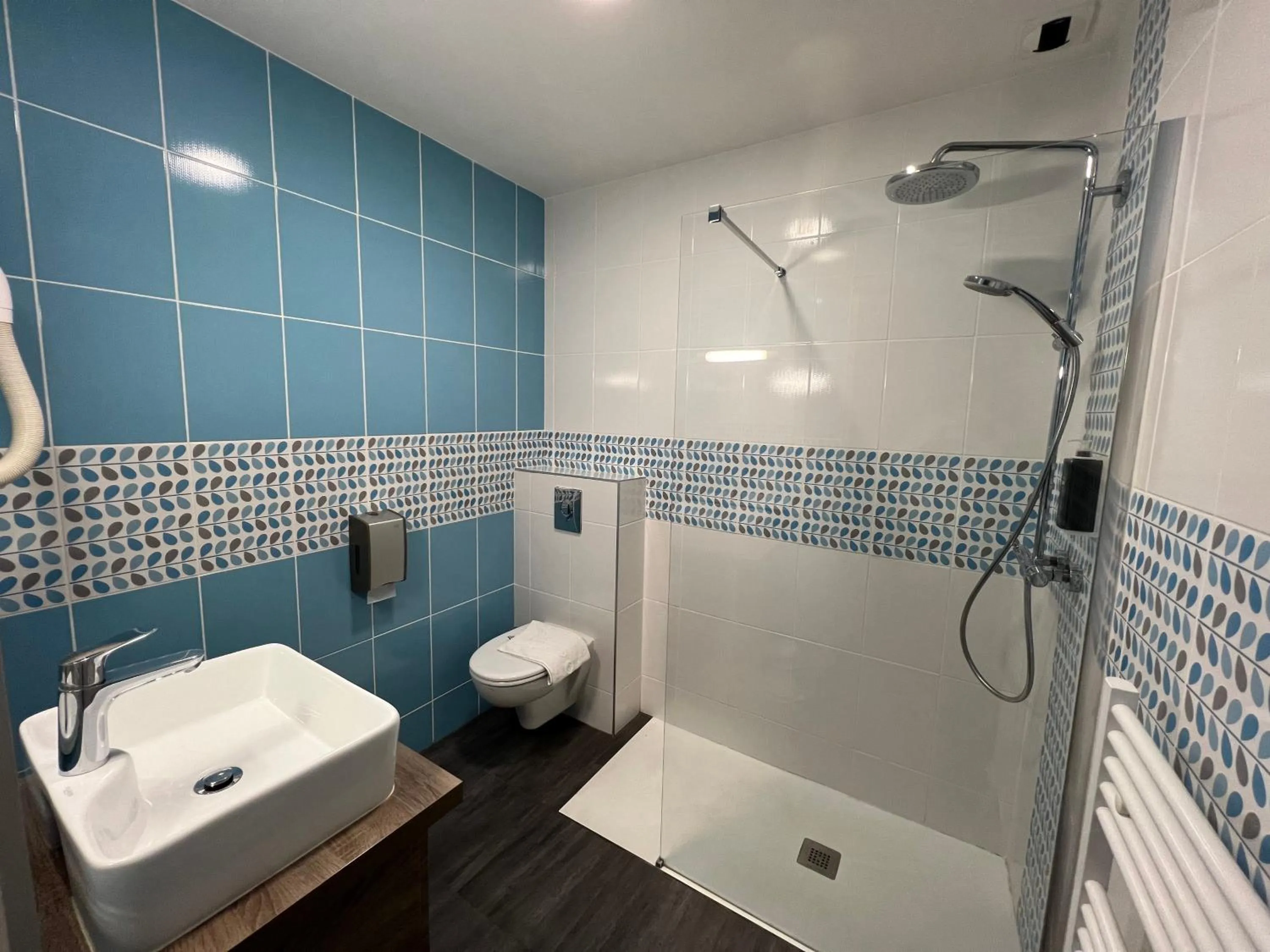 Bathroom in Brit Hotel du Parc Niort Centre-Parking gratuit