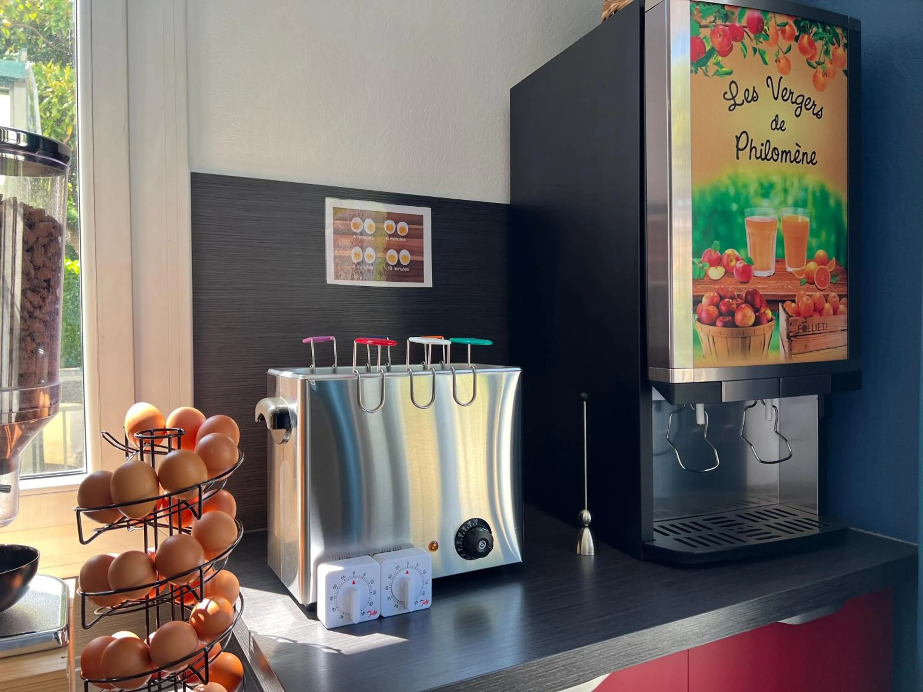 Breakfast in Brit Hotel du Parc Niort Centre-Parking gratuit