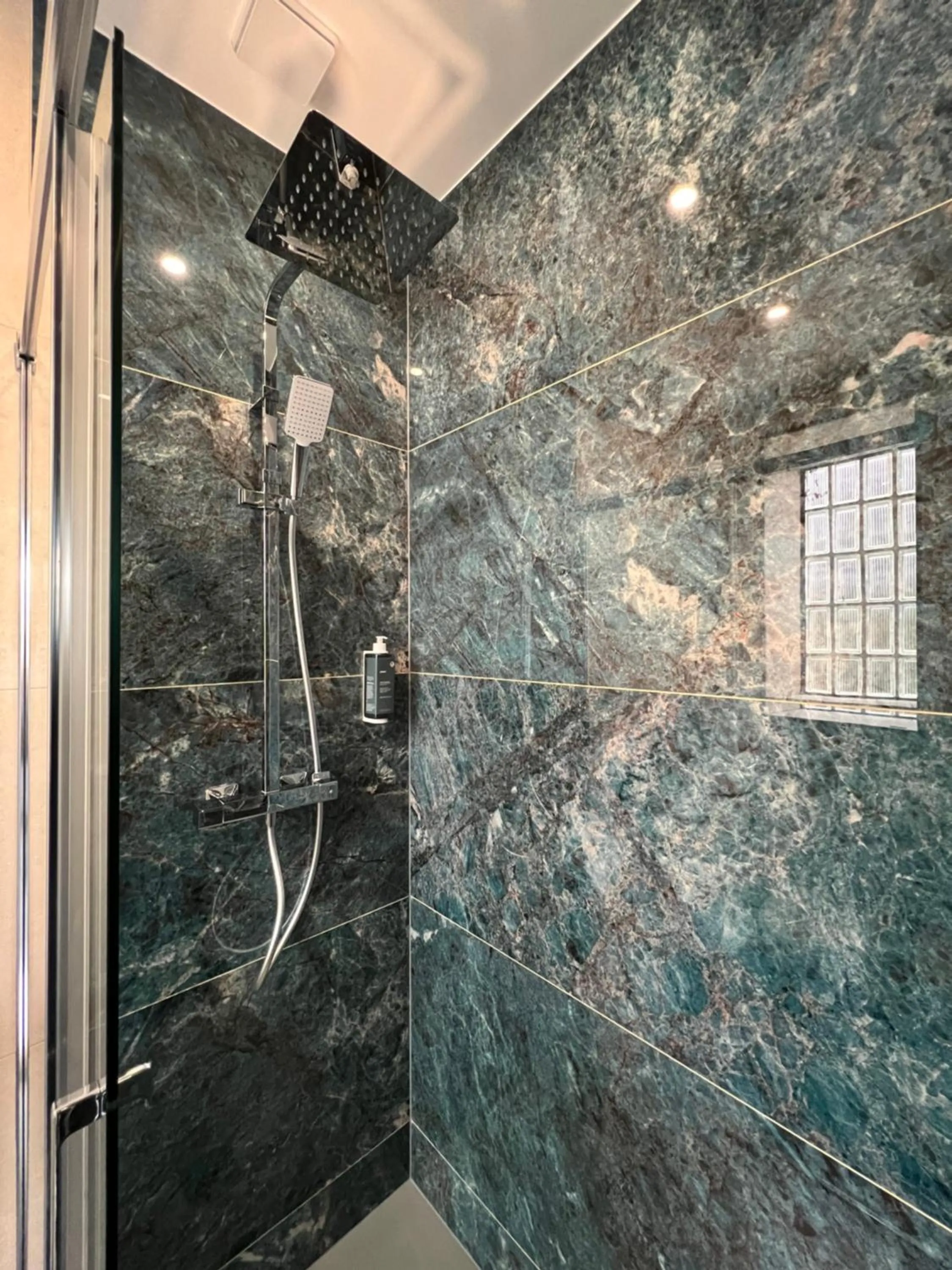 Bathroom in Brit Hotel du Parc Niort Centre-Parking gratuit