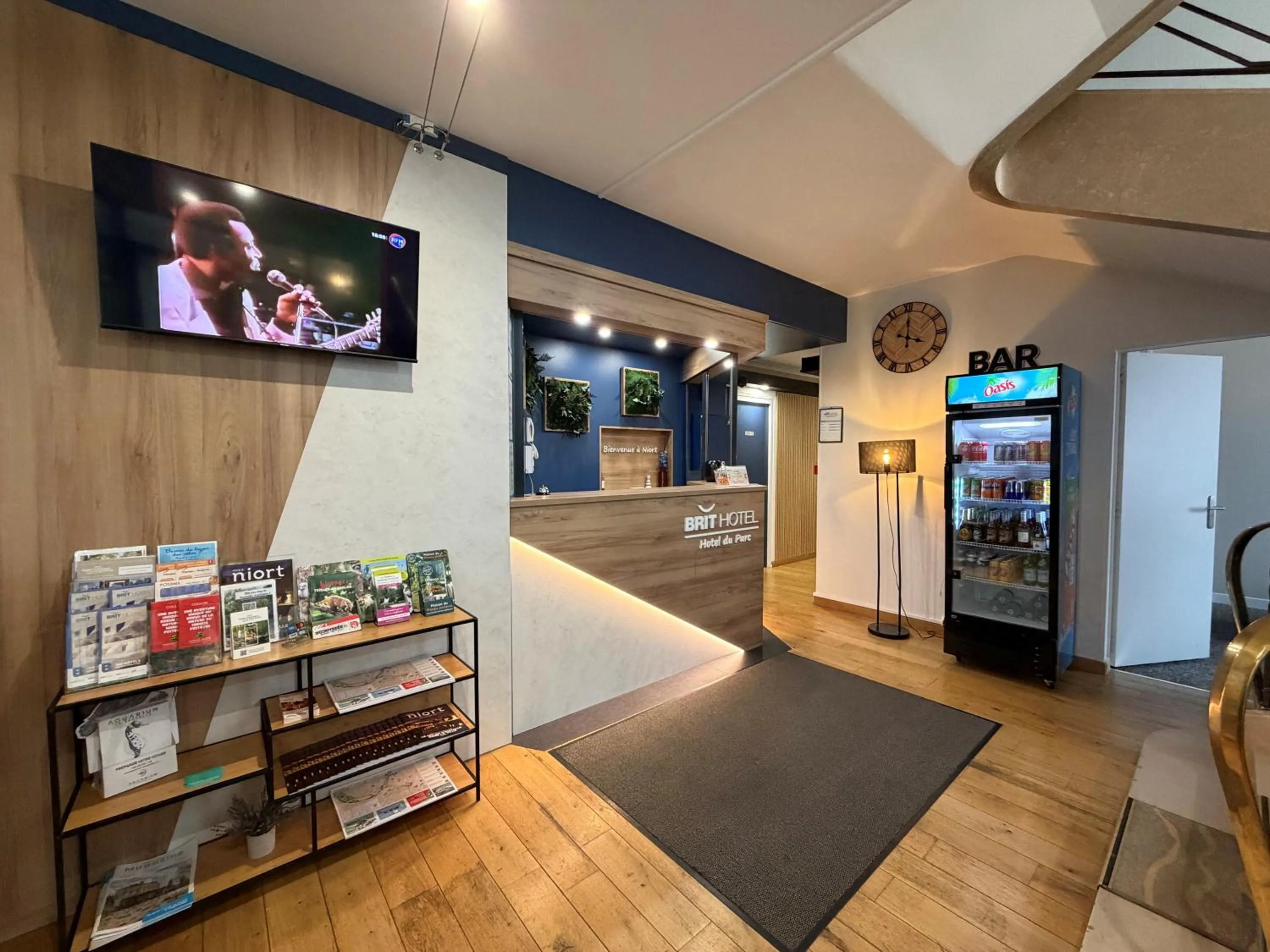 Lobby or reception in Brit Hotel du Parc Niort Centre-Parking gratuit