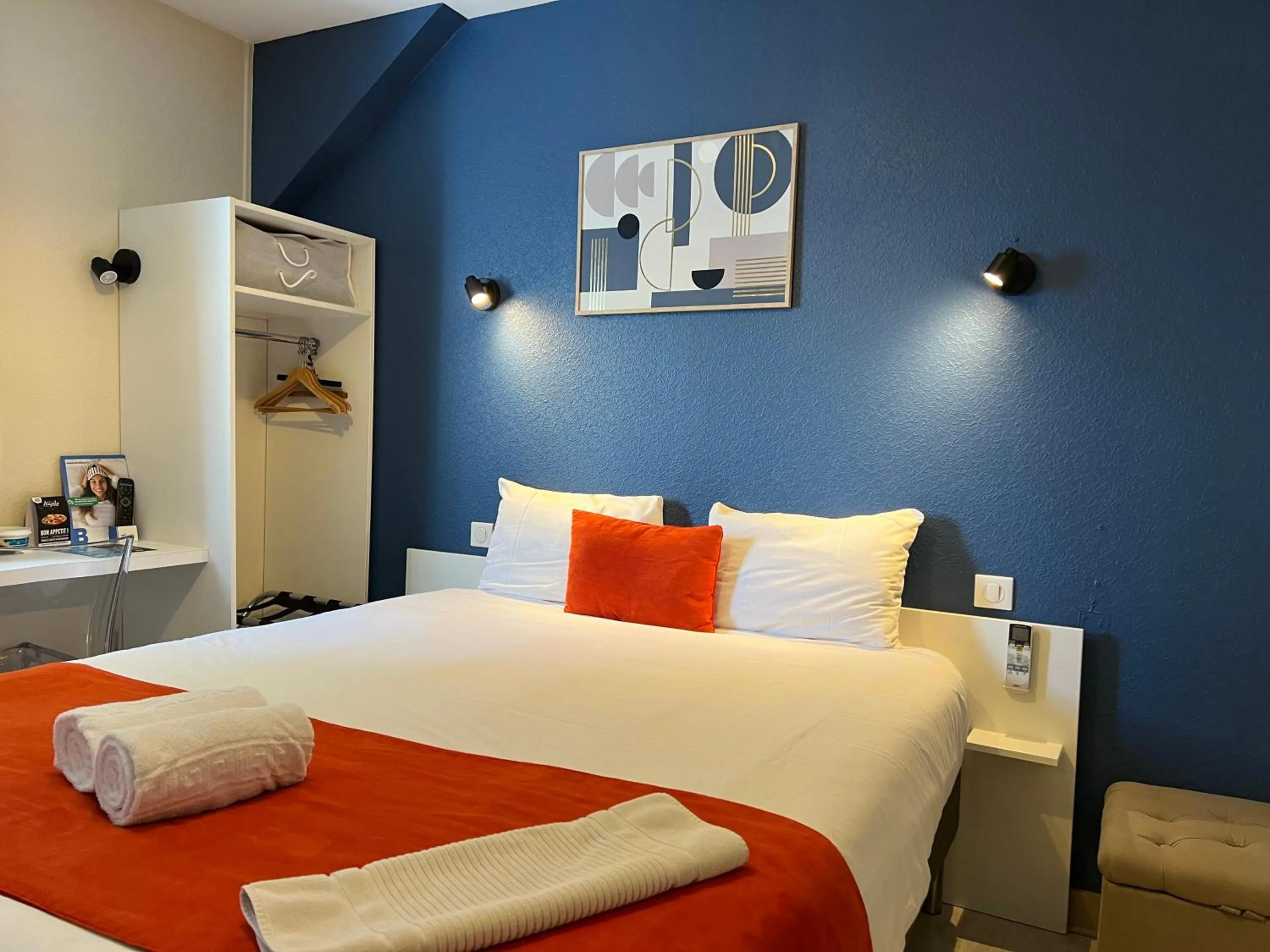 Bed in Brit Hotel du Parc Niort Centre-Parking gratuit
