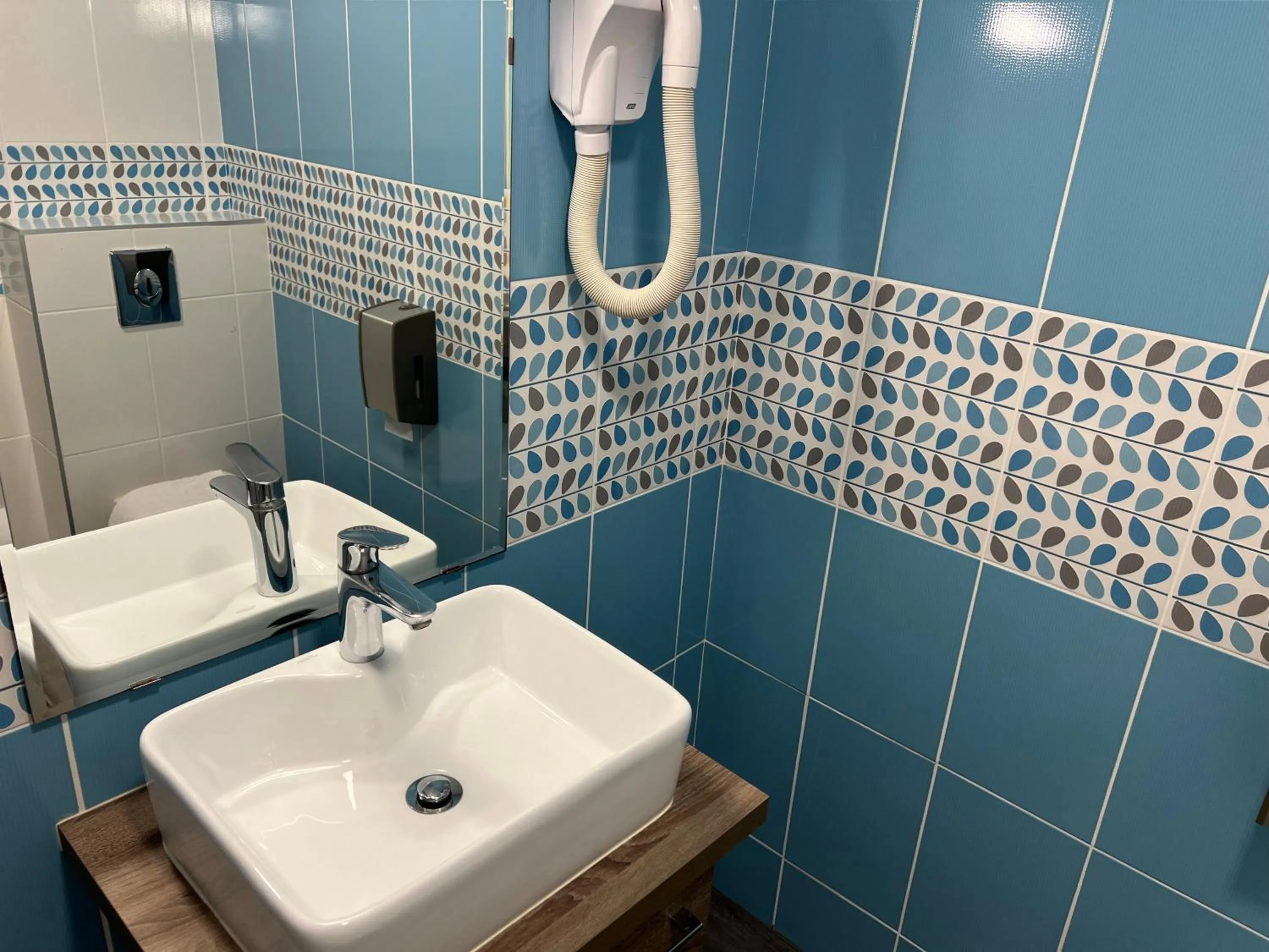 Bathroom in Brit Hotel du Parc Niort Centre-Parking gratuit