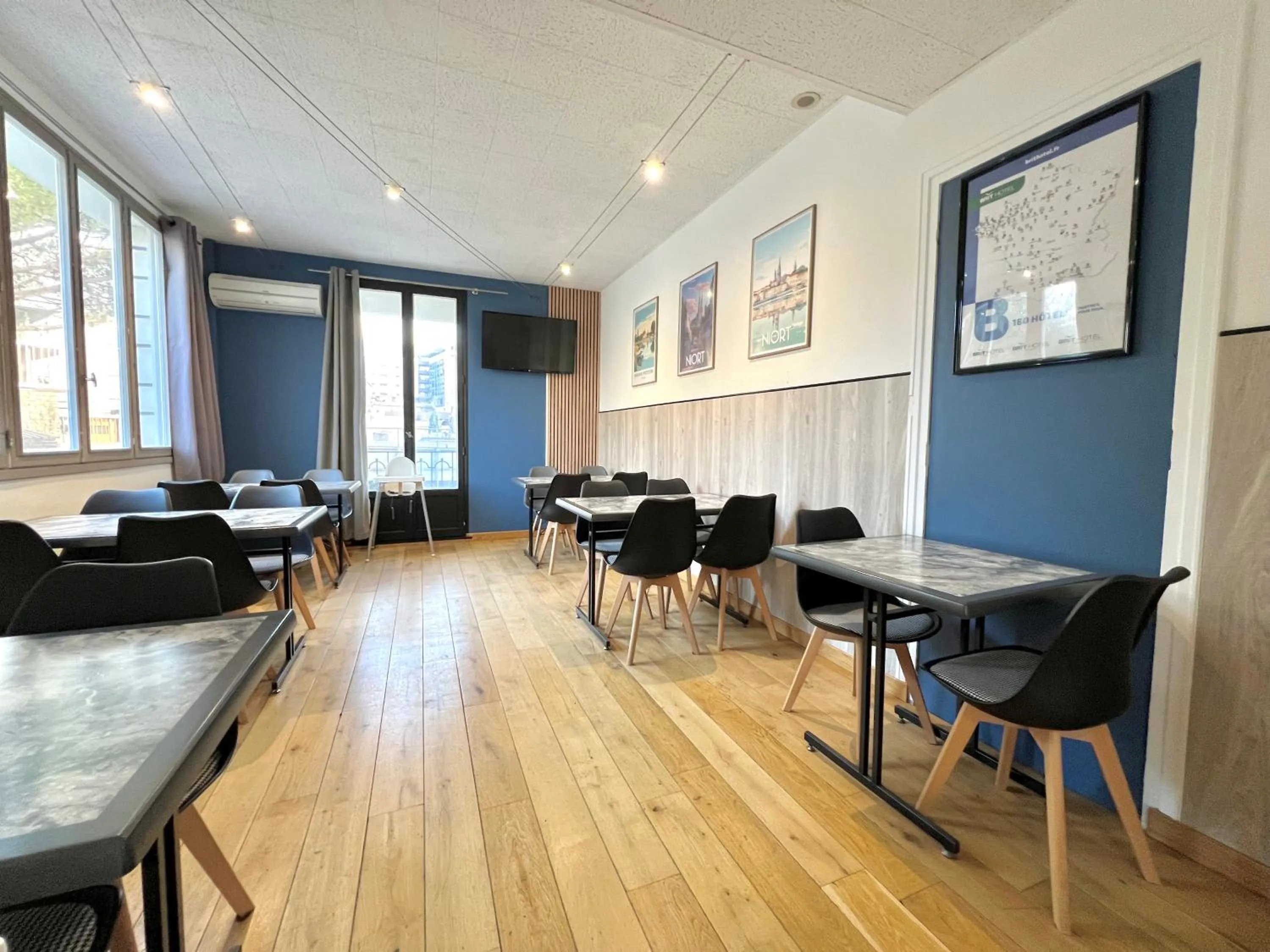 Communal lounge/ TV room in Brit Hotel du Parc Niort Centre-Parking gratuit