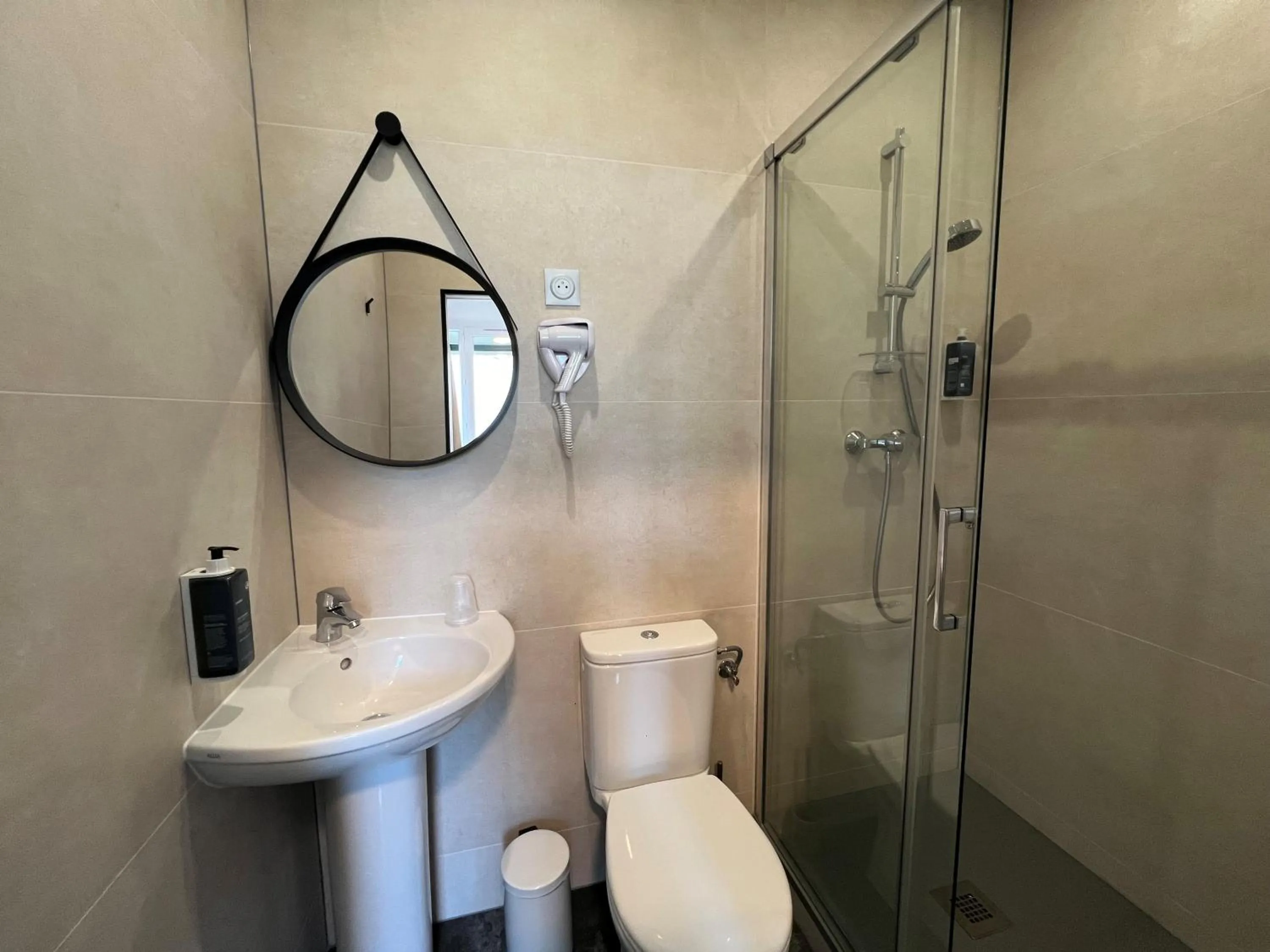 Bathroom in Brit Hotel du Parc Niort Centre-Parking gratuit