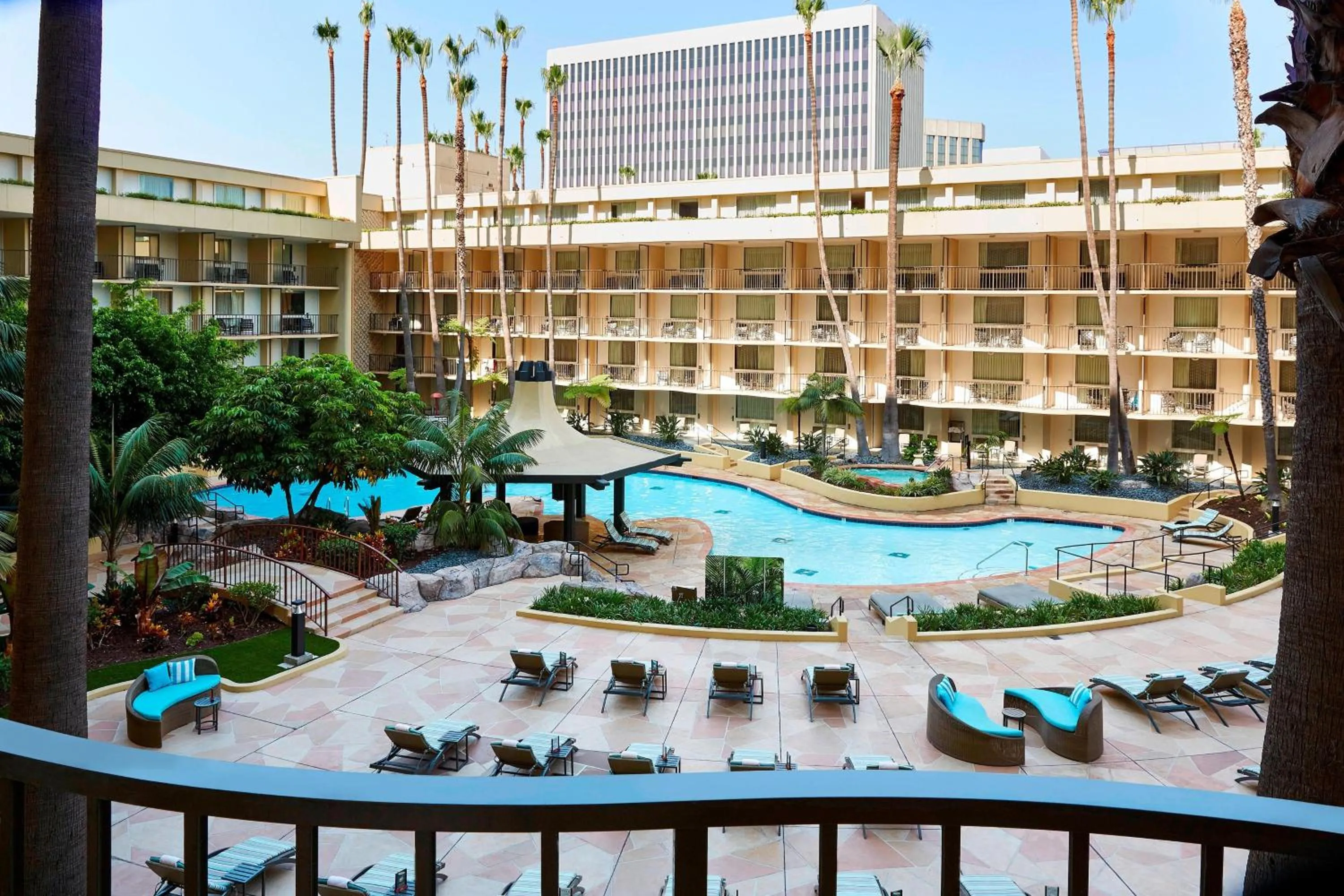 King Room with Pool View - Hearing Accessible in Los Angeles Airport Marriott