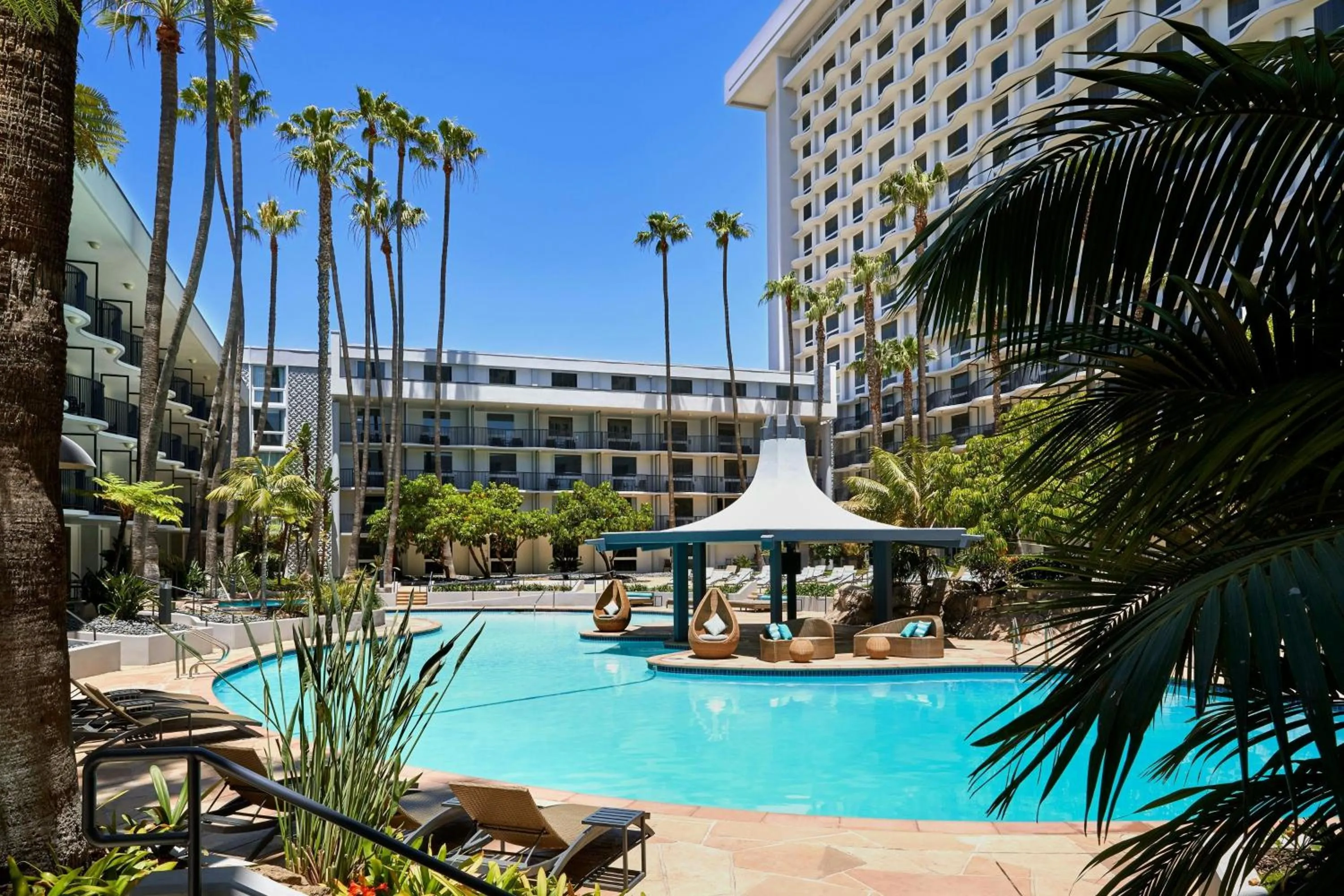 Swimming pool in Los Angeles Airport Marriott