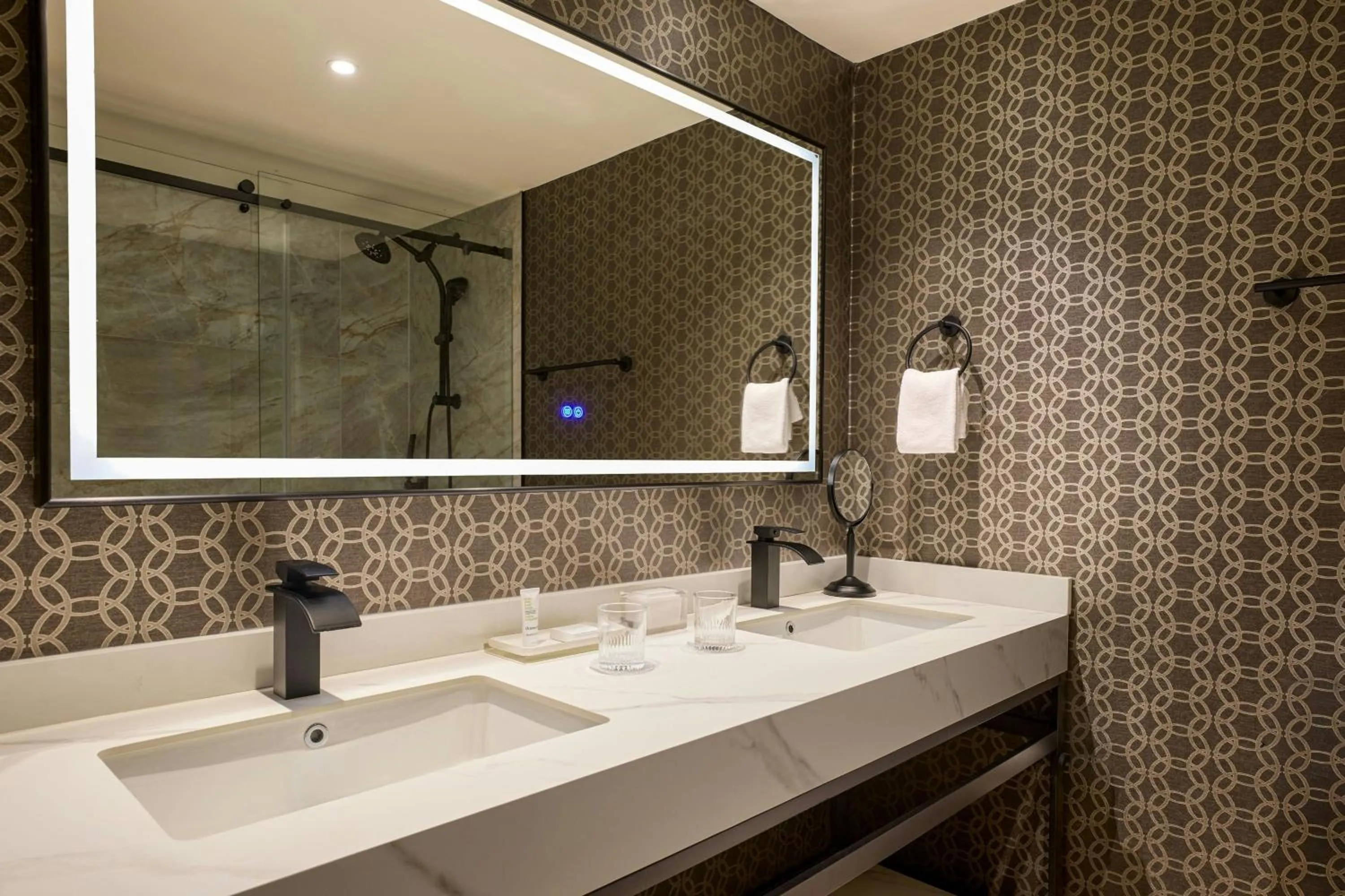 Bathroom in Los Angeles Airport Marriott