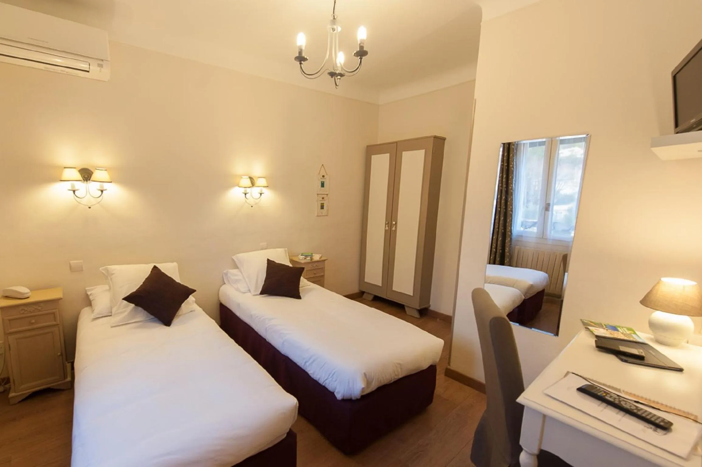 Bedroom, Bed in Hotel Sainte Anne - Apt