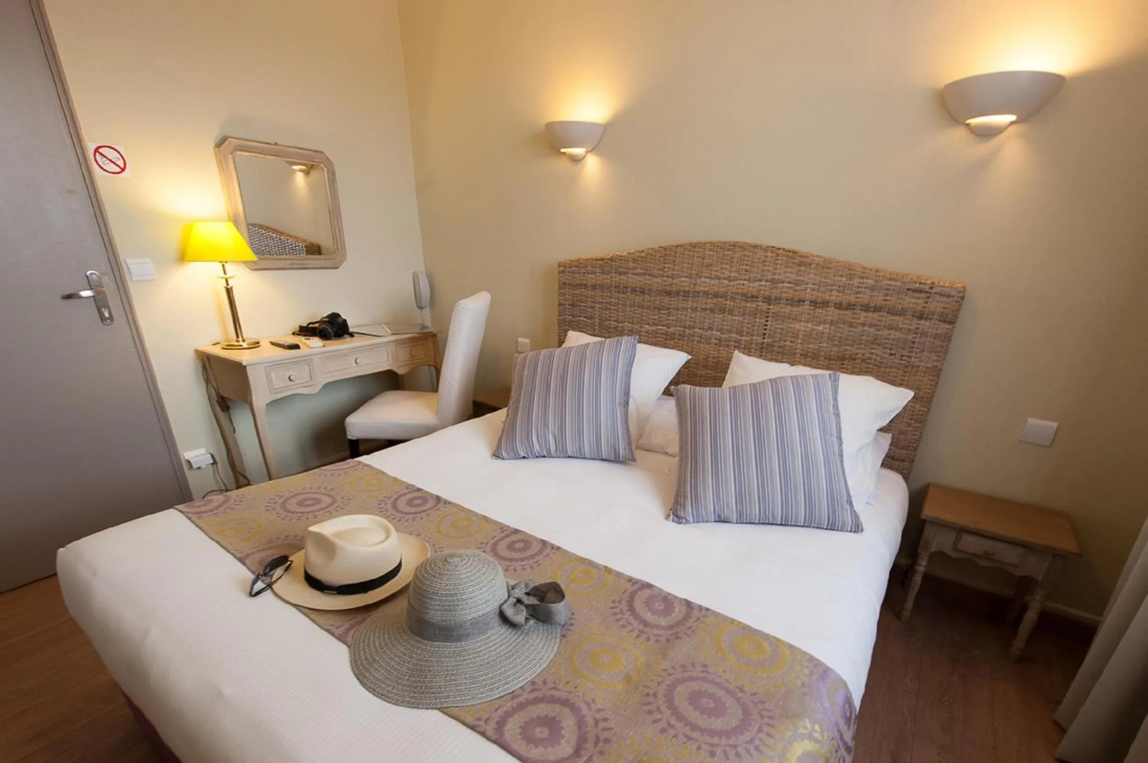 Bedroom, Bed in Hotel Sainte Anne - Apt