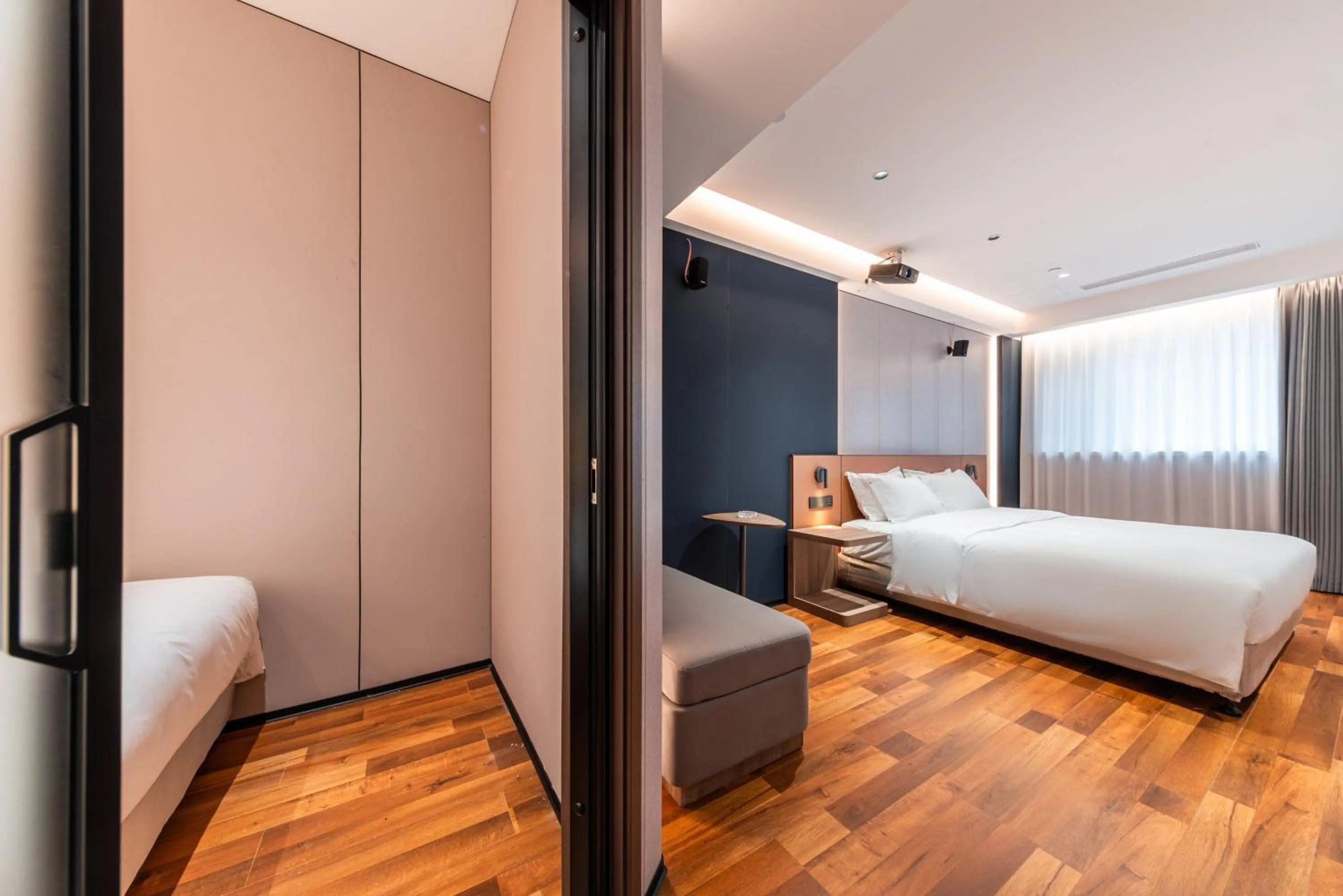 Photo of the whole room, Bed in Holiday Inn Express Chengde Downtown by IHG