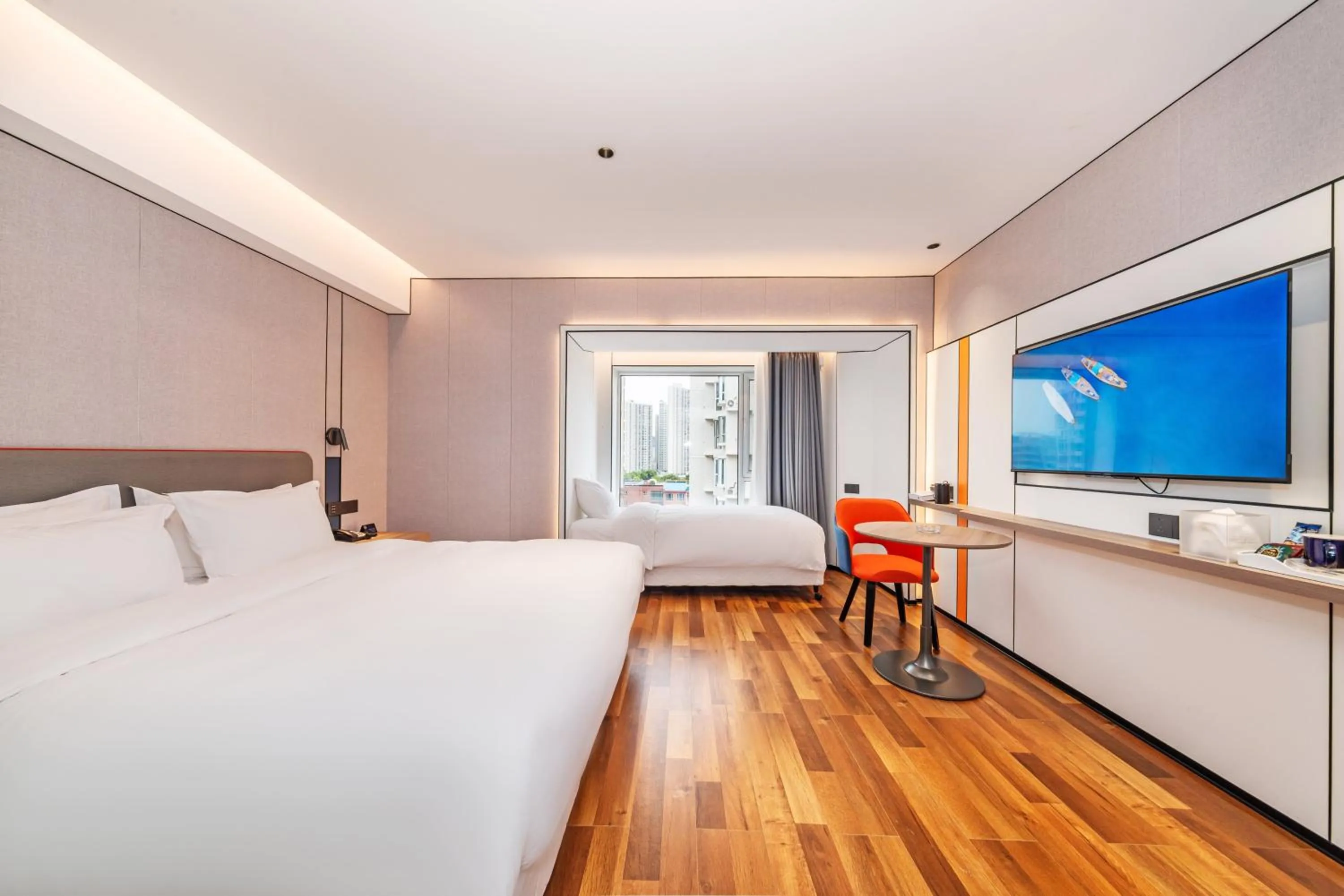 Photo of the whole room, Bed in Holiday Inn Express Chengde Downtown by IHG