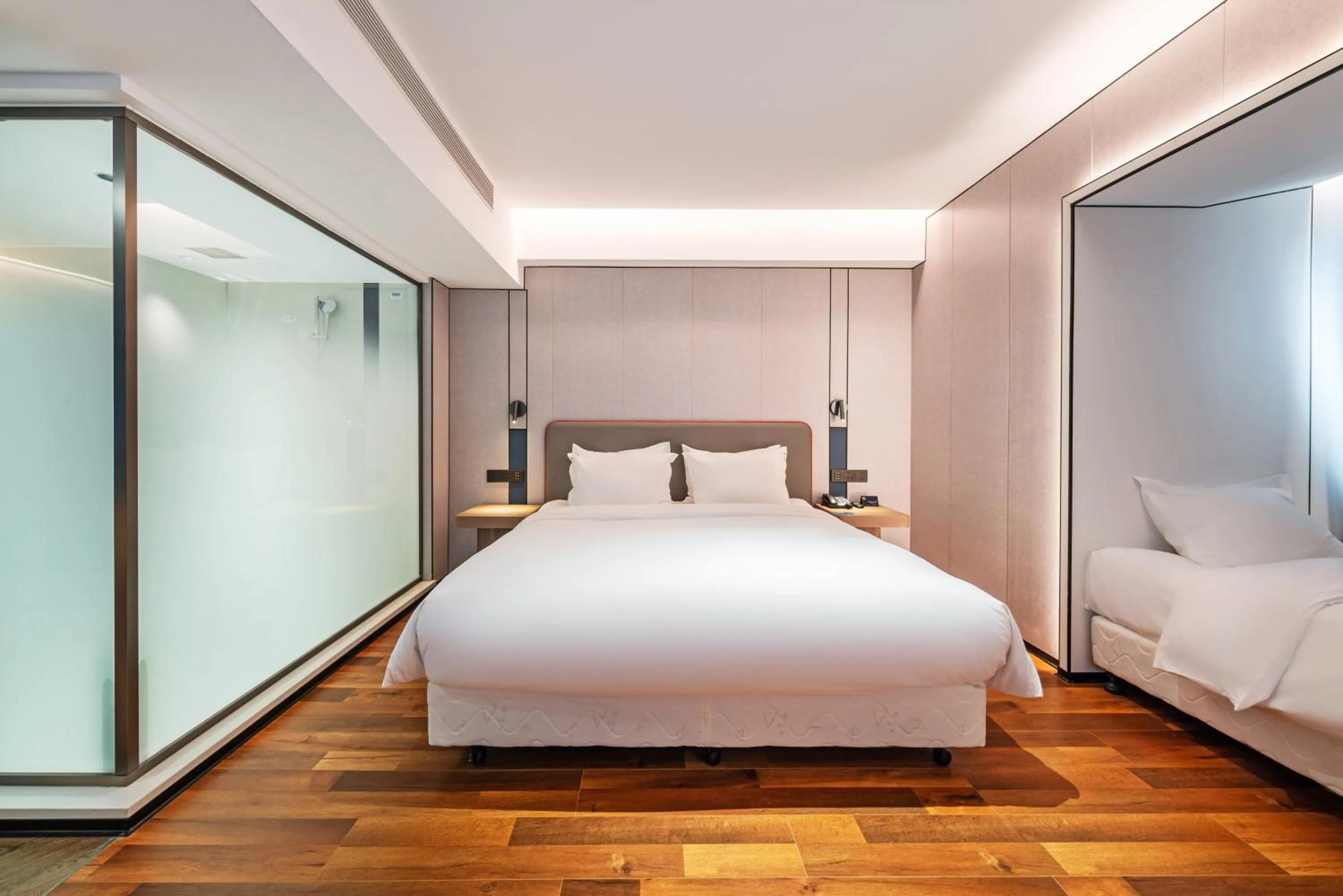 Photo of the whole room, Bed in Holiday Inn Express Chengde Downtown by IHG