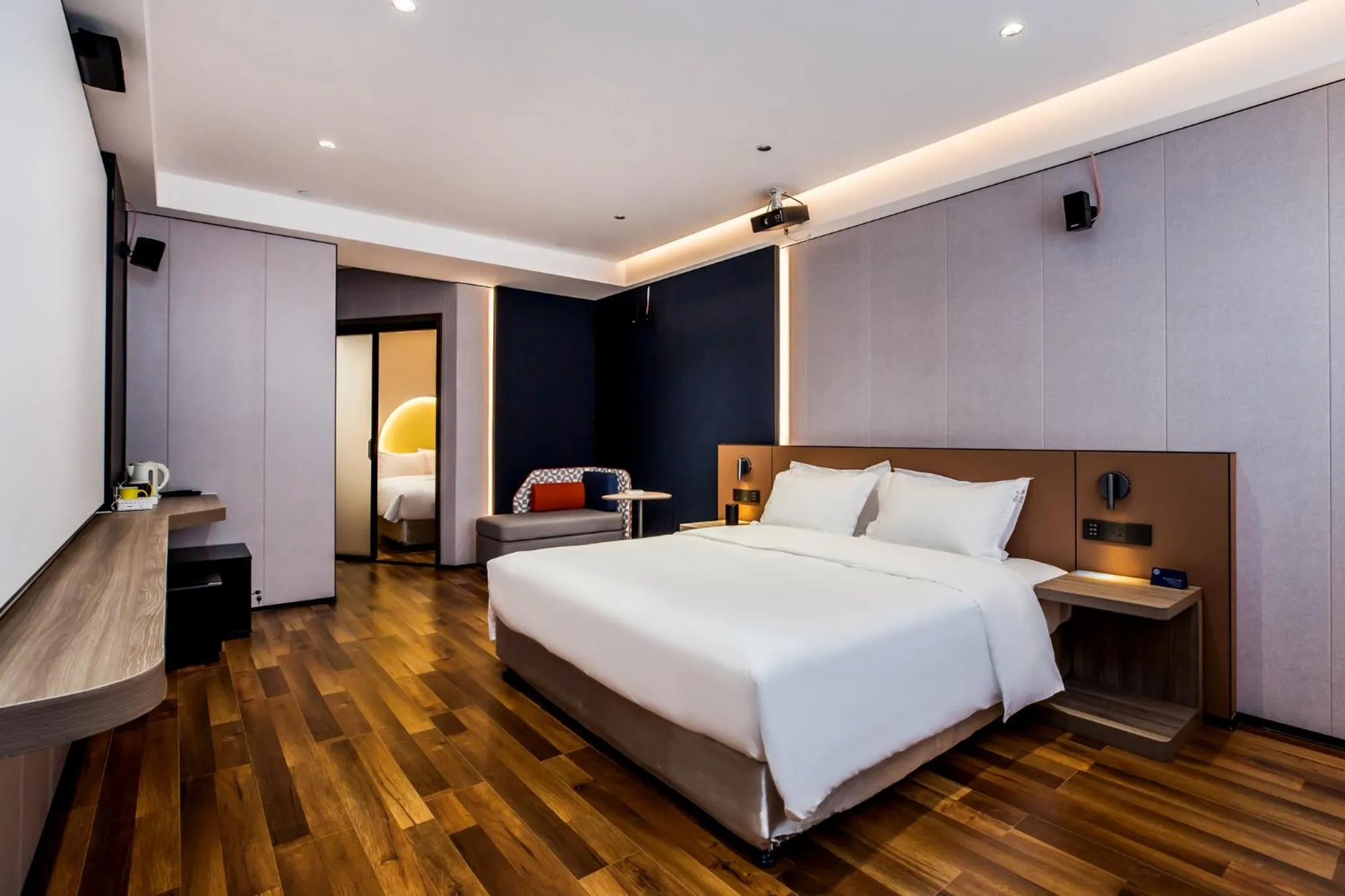 Photo of the whole room, Bed in Holiday Inn Express Chengde Downtown by IHG