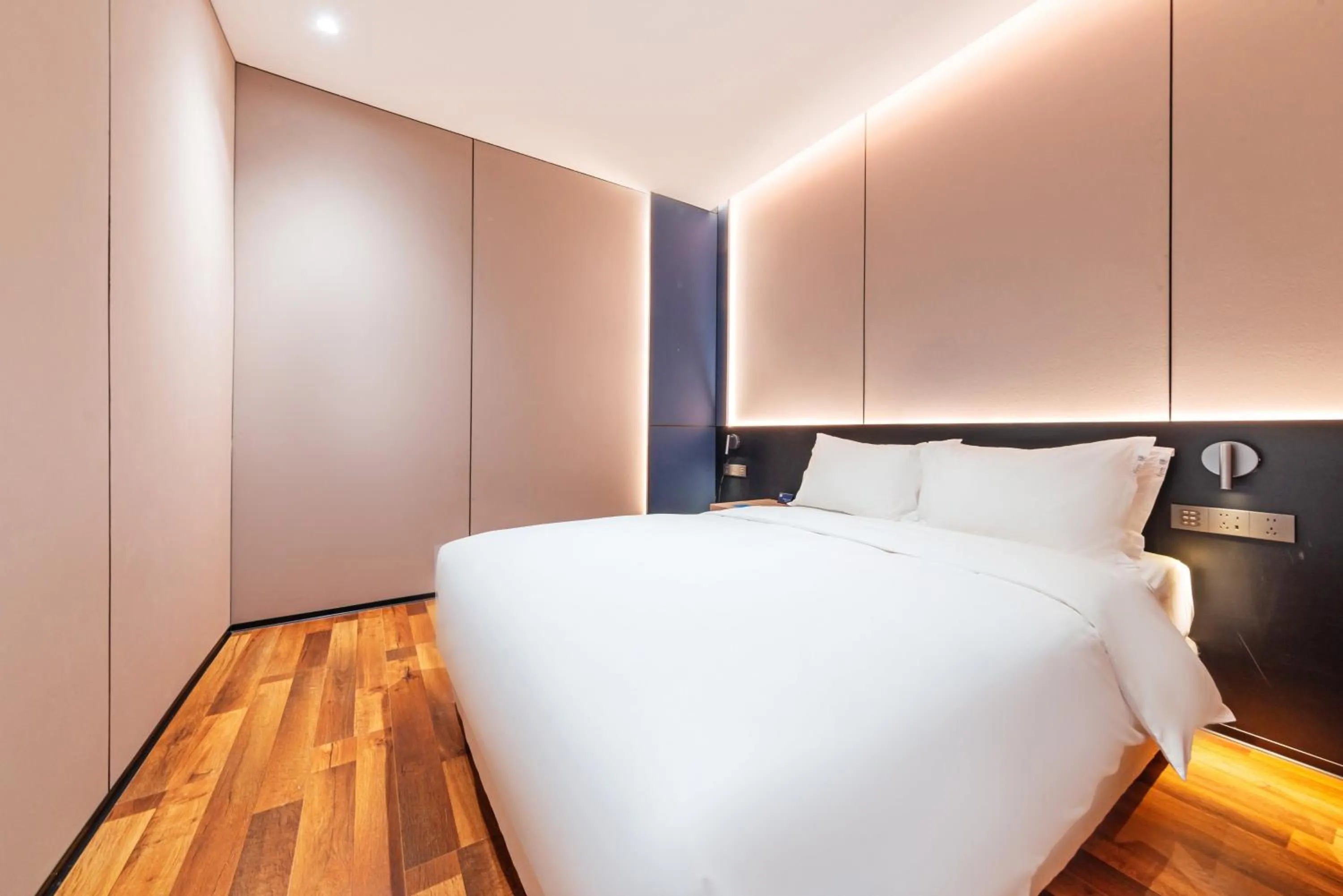 Photo of the whole room, Bed in Holiday Inn Express Chengde Downtown by IHG