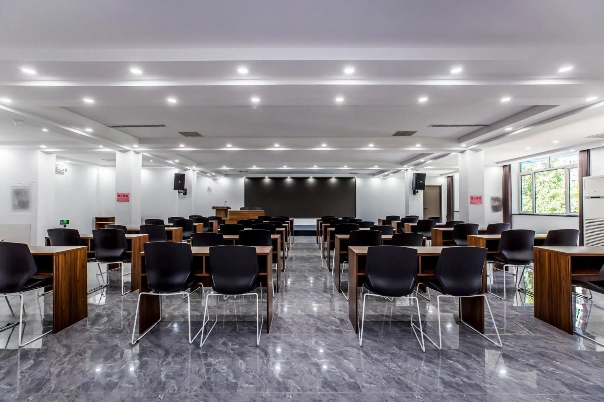 Meeting/conference room in Holiday Inn Express Chengde Downtown by IHG