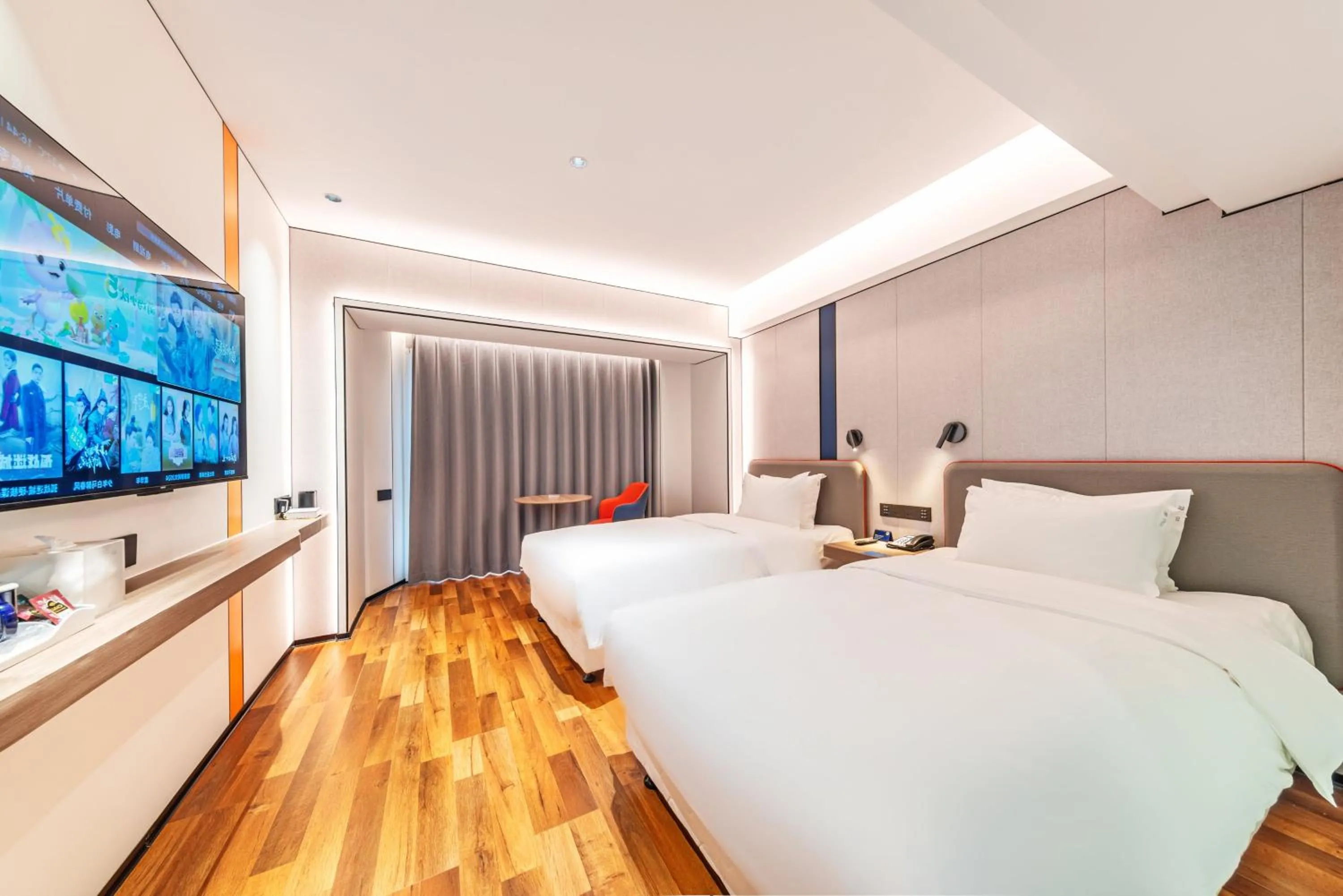 Photo of the whole room, Bed in Holiday Inn Express Chengde Downtown by IHG