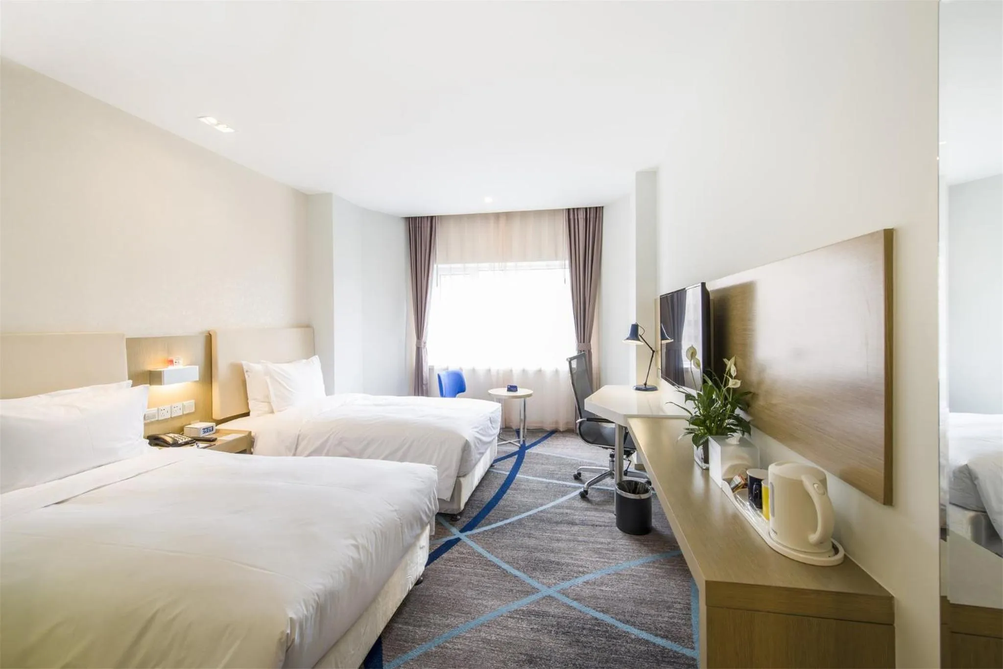 Photo of the whole room, Bed in Holiday Inn Express Chengde Downtown by IHG