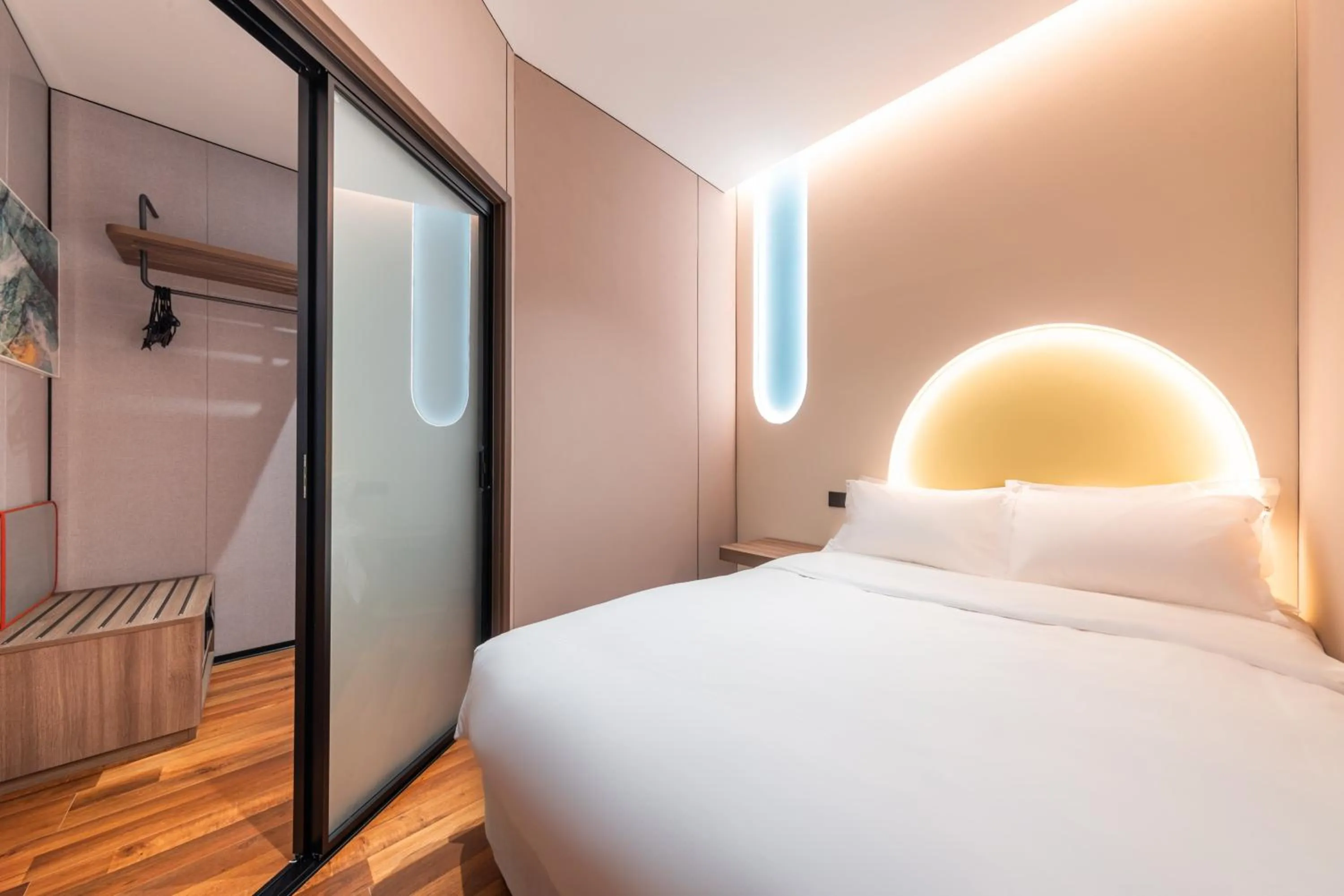 Photo of the whole room, Bed in Holiday Inn Express Chengde Downtown by IHG