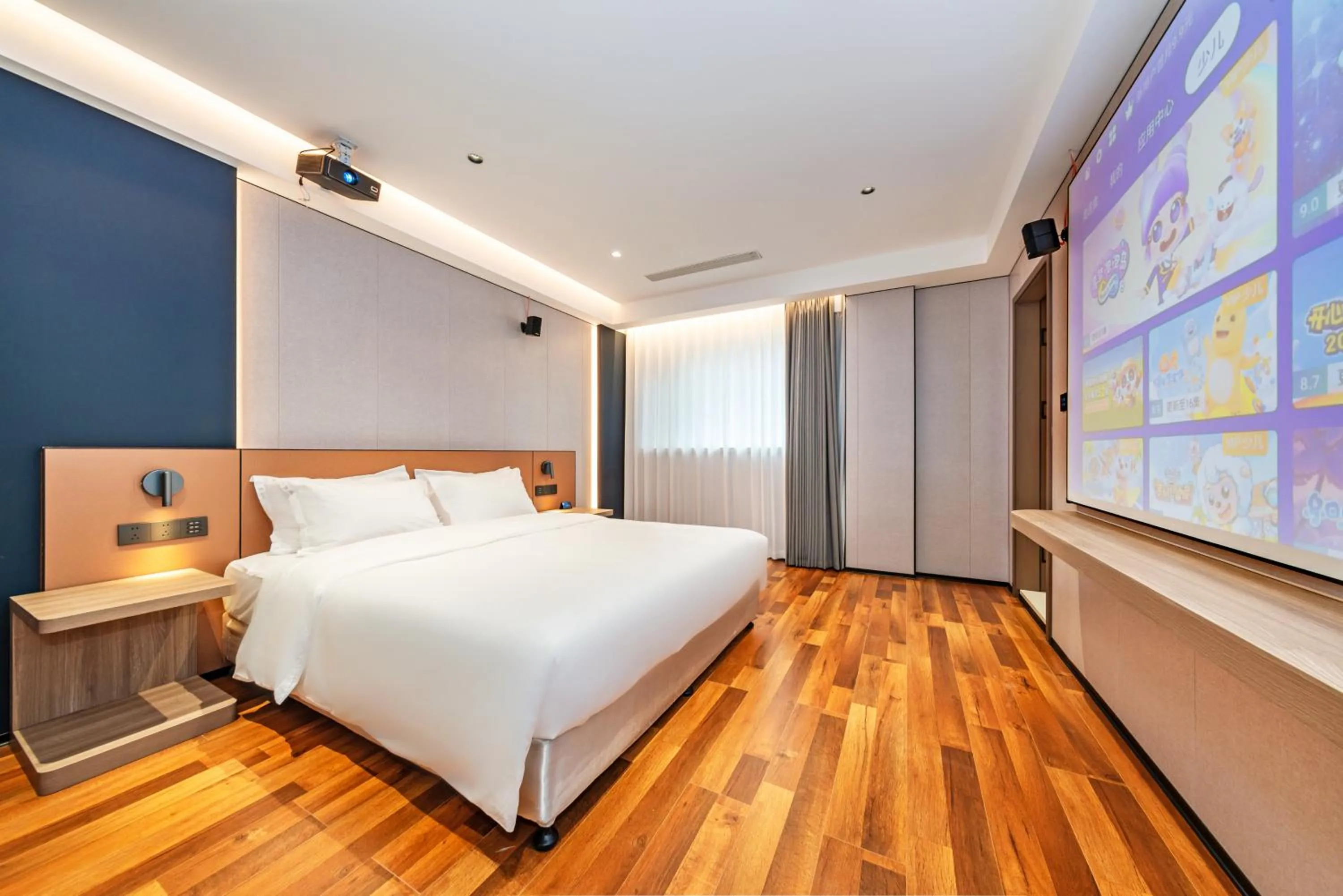 Photo of the whole room, Bed in Holiday Inn Express Chengde Downtown by IHG