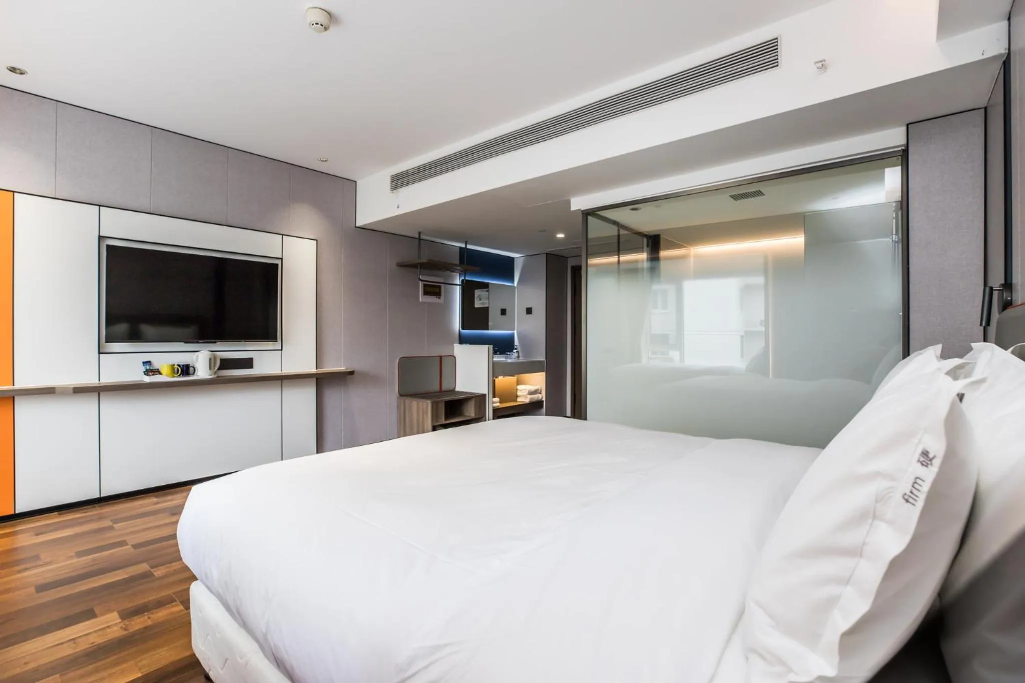 Photo of the whole room, Bed in Holiday Inn Express Chengde Downtown by IHG