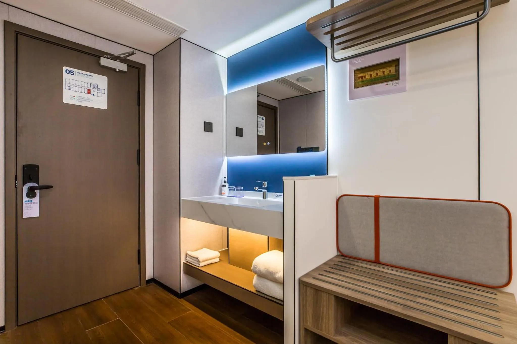 Photo of the whole room, Bed in Holiday Inn Express Chengde Downtown by IHG