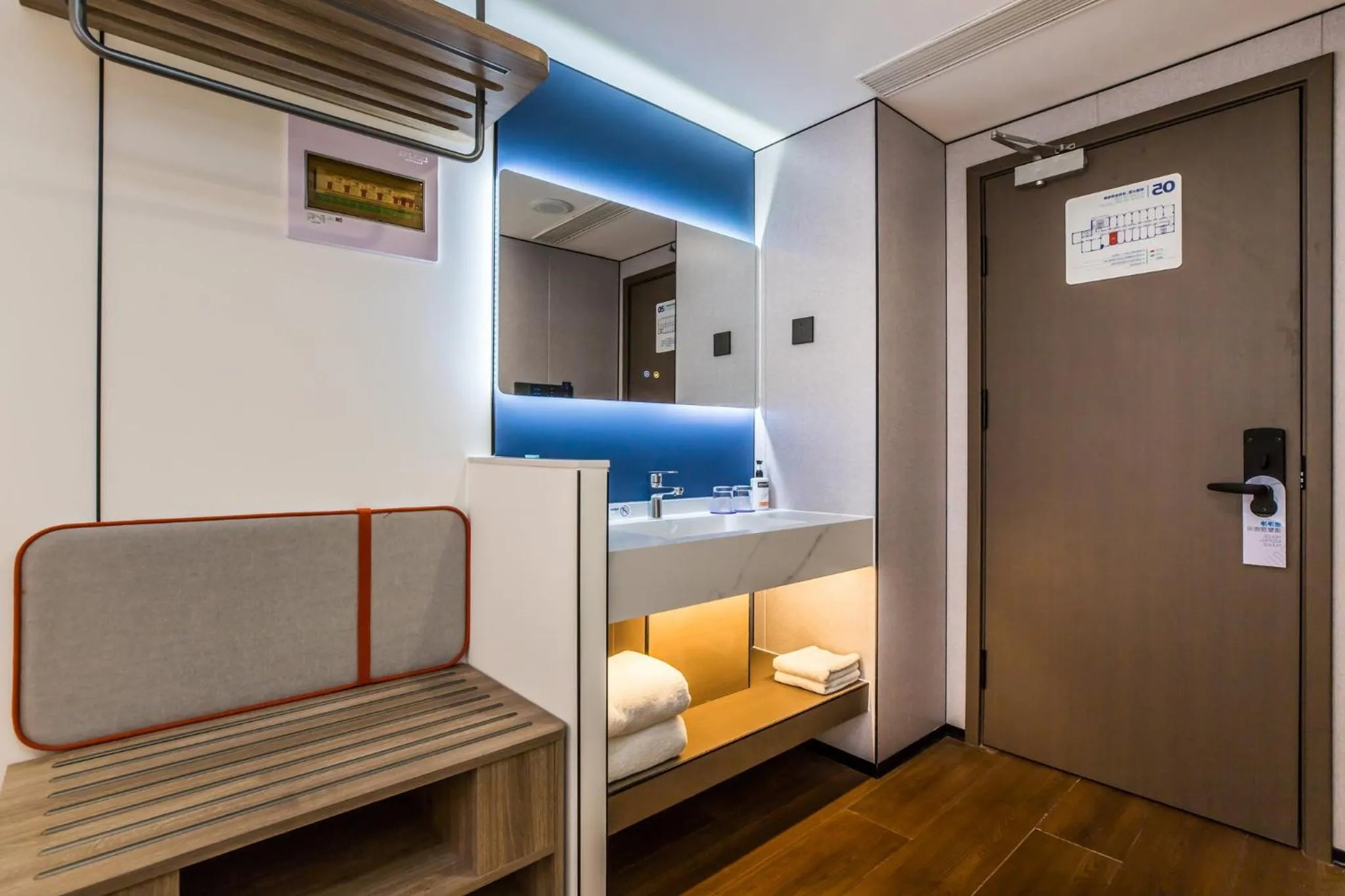 Photo of the whole room, Bed in Holiday Inn Express Chengde Downtown by IHG