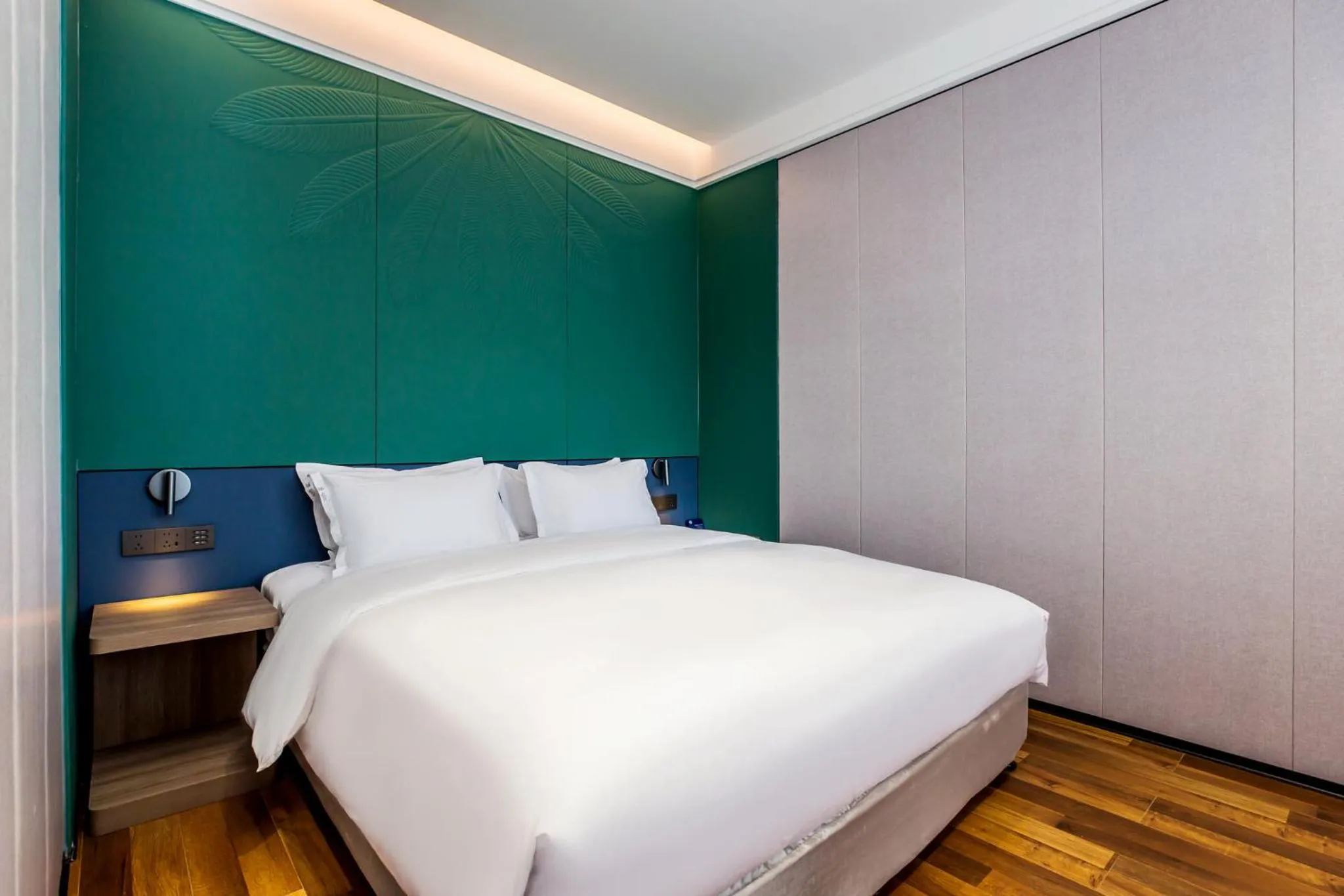Photo of the whole room, Bed in Holiday Inn Express Chengde Downtown by IHG
