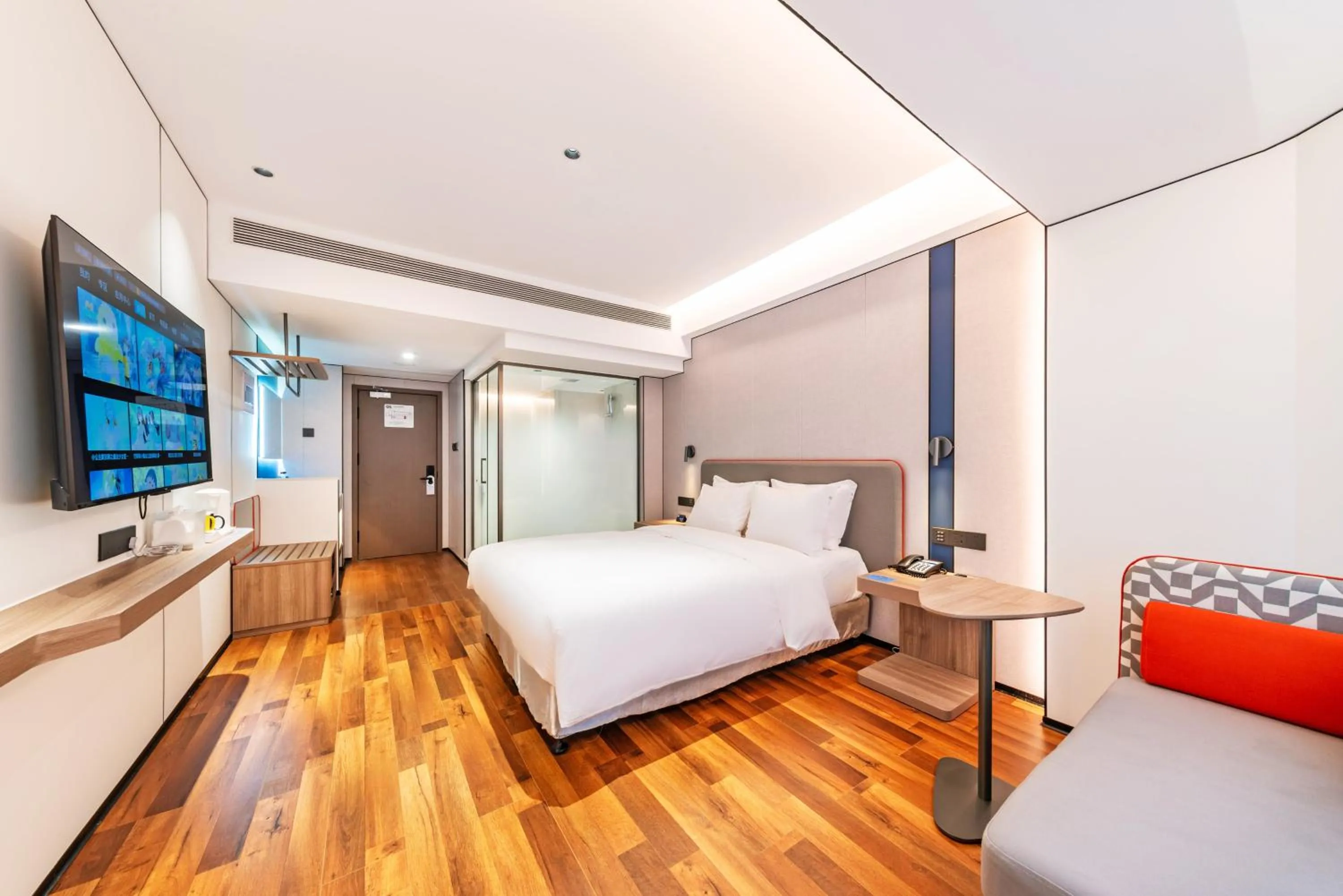 Photo of the whole room, Bed in Holiday Inn Express Chengde Downtown by IHG