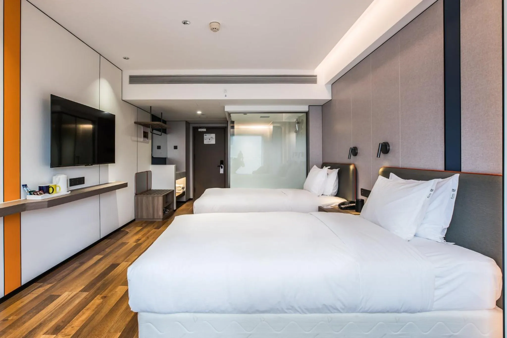 Photo of the whole room, Bed in Holiday Inn Express Chengde Downtown by IHG